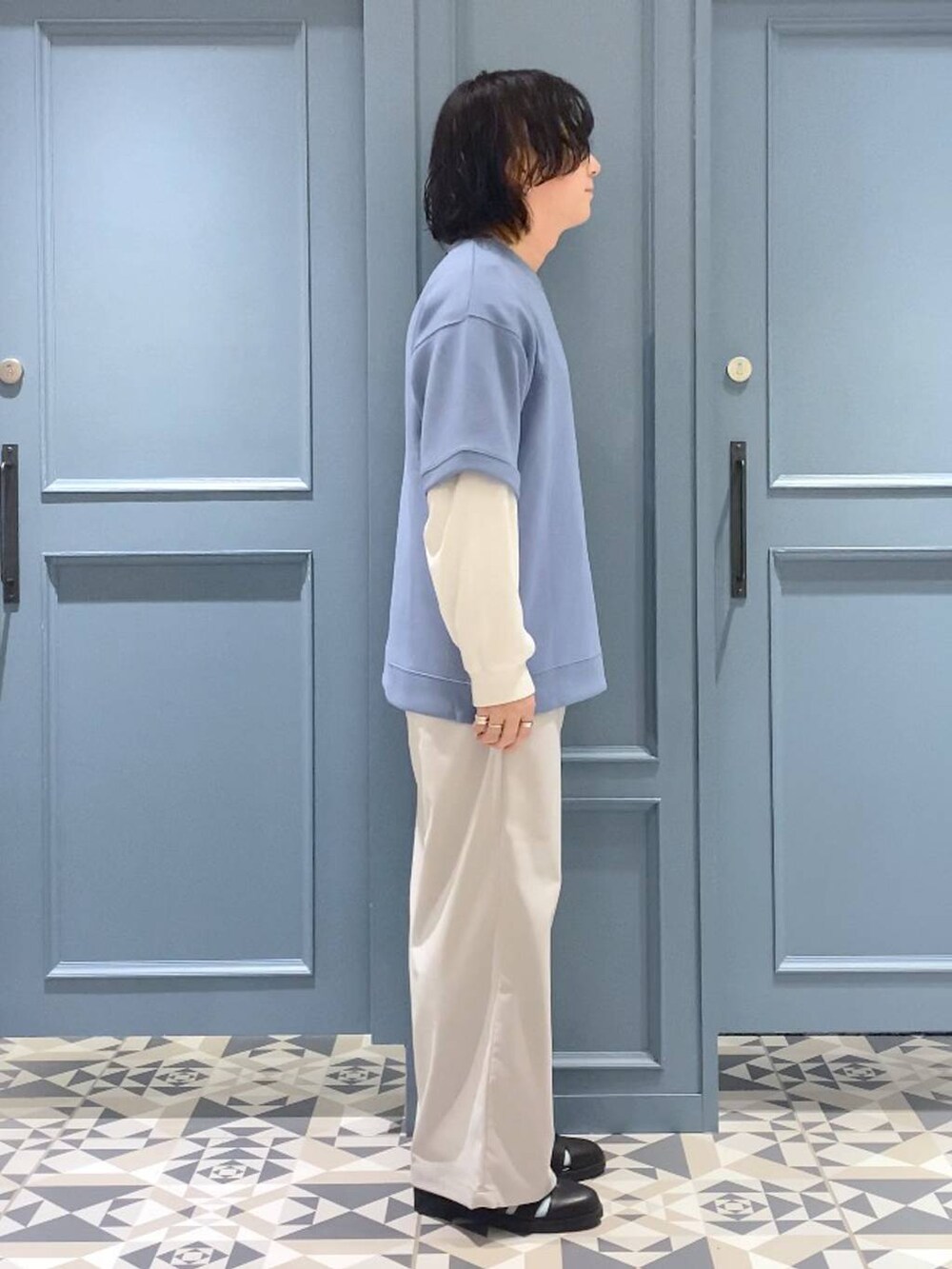 ブラック系のドレスシューズ、ホワイト系のTシャツ/カットソー、ホワイト系のスラックスを着用したメンズの春コーディネートの2枚目の写真