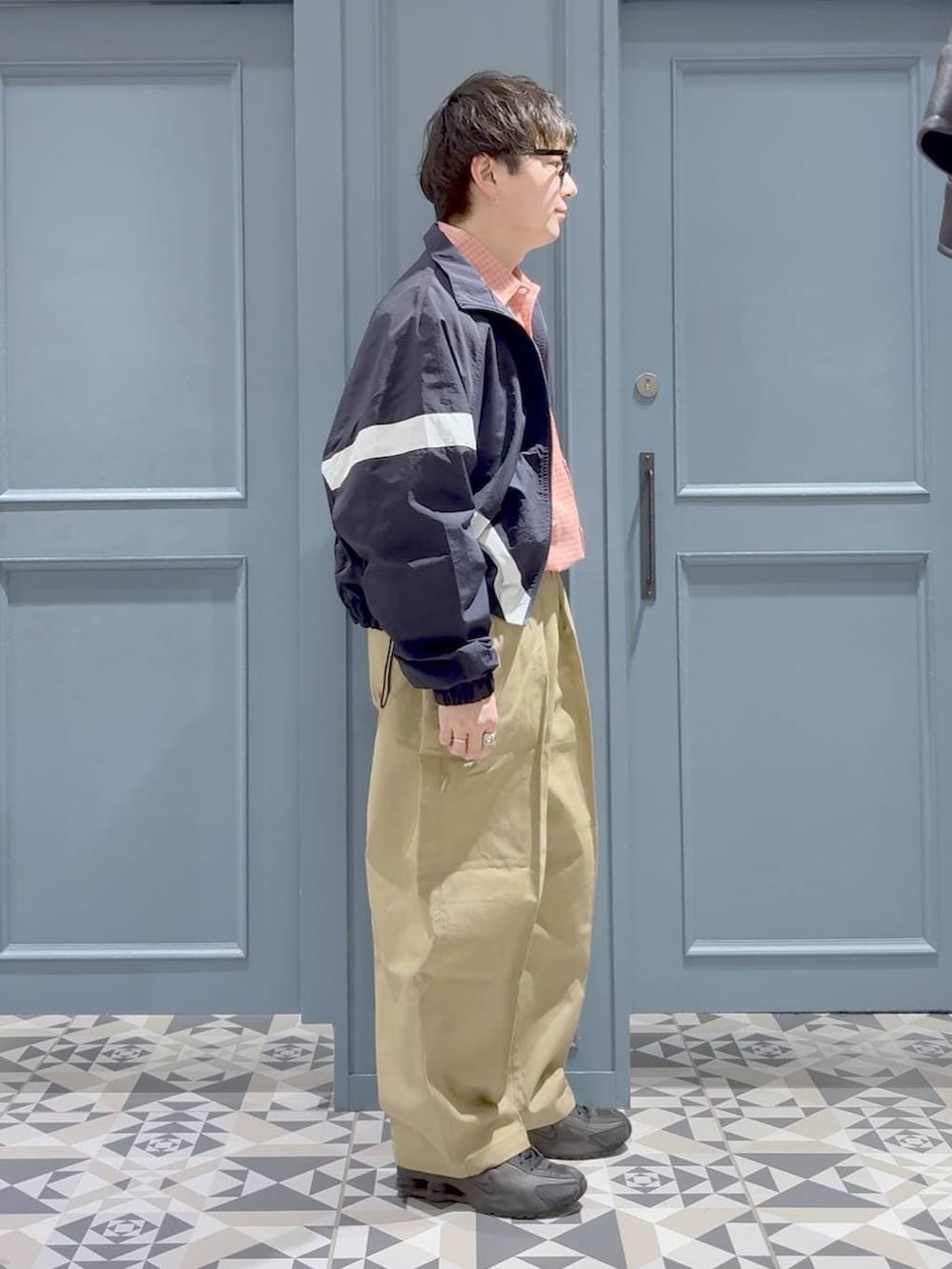 ピンク系のシャツ/ブラウス、ブルー系のブルゾン、ベージュ系のチノパンツを着用したメンズの冬コーディネートの2枚目の写真