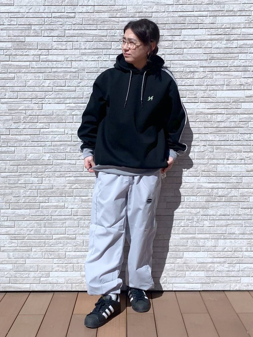 「ゆったり、カジュアル、低身長、休日コーデ、デート/ロマンティック、骨格ストレート、ミリタリー、トラッド、スポーティ、ストリート、RAGEBLUE」｜「PERSON'Sの【PERSON’S/パーソンズ】袖サイドライン/刺繍ロゴルーズプルオーバーパーカー（パーカー、ブラック系）」を使った、はいねさん（メンズ・165cm）の春コーディネートの4枚目の写真