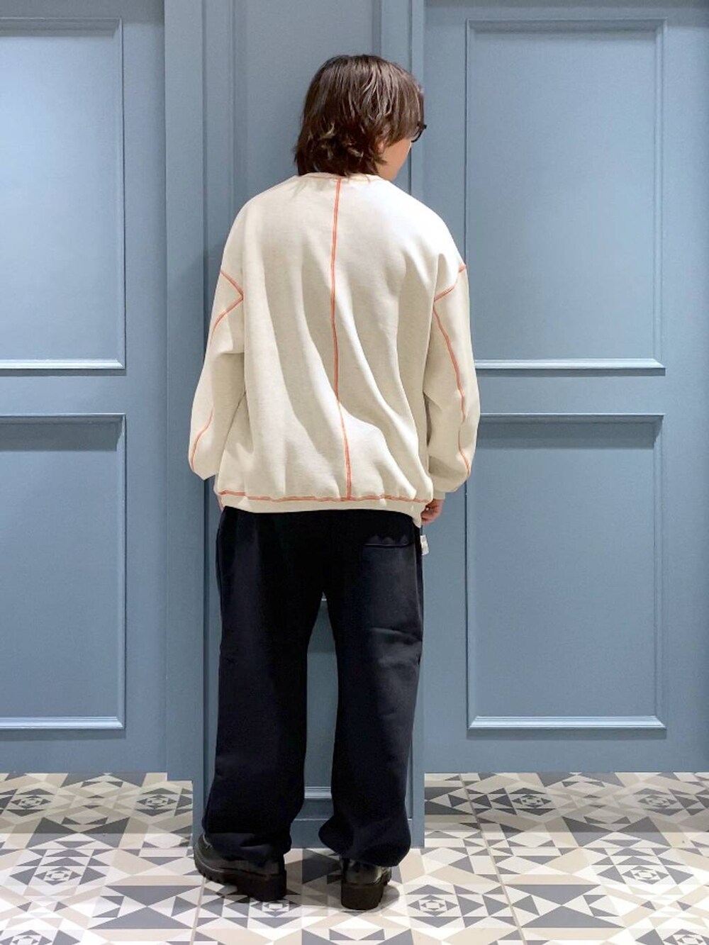 ブラック系のドレスシューズ、その他のスウェット、ブラック系のスウェットパンツを着用したメンズの冬コーディネートの3枚目の写真