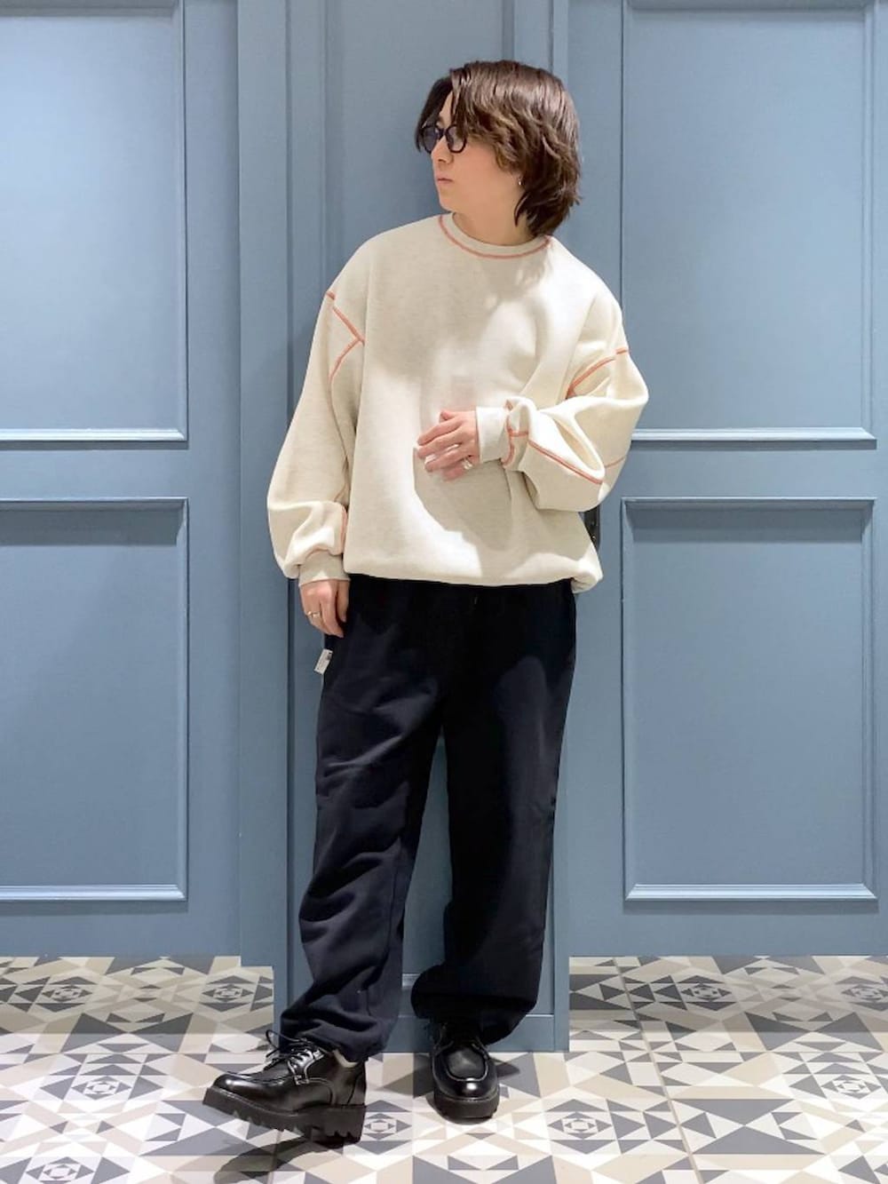 ブラック系のドレスシューズ、その他のスウェット、ブラック系のスウェットパンツを着用したメンズの冬コーディネートの4枚目の写真