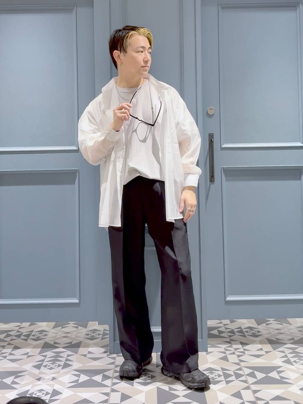 ブラック系のスニーカー、ホワイト系のシャツ/ブラウス、ブラック系のスラックスを着用したメンズの夏コーディネートの4枚目の写真