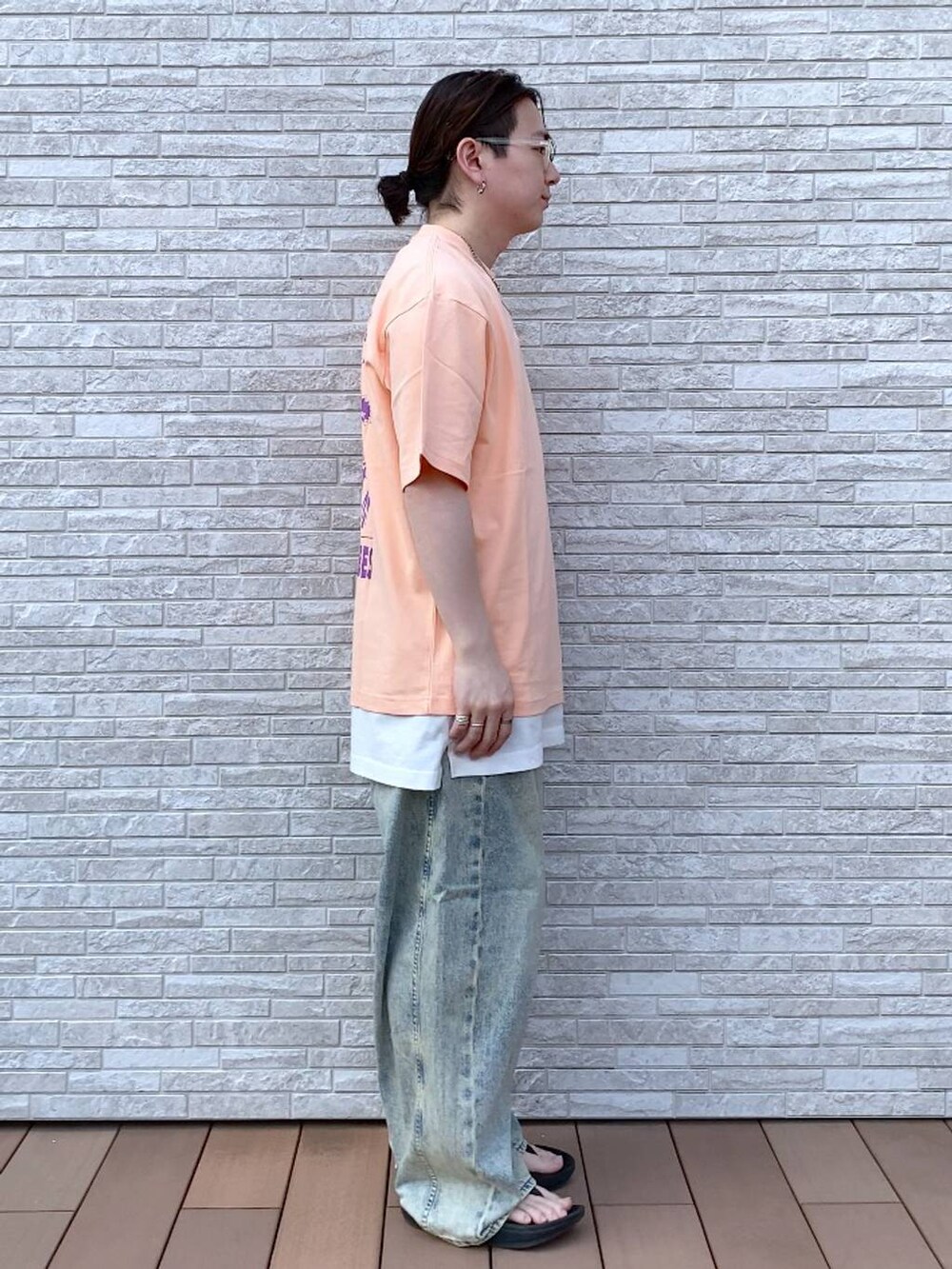 ホワイト系のタンクトップ、その他のTシャツ/カットソー、ブルー系のデニムパンツを着用したメンズの夏コーディネートの2枚目の写真