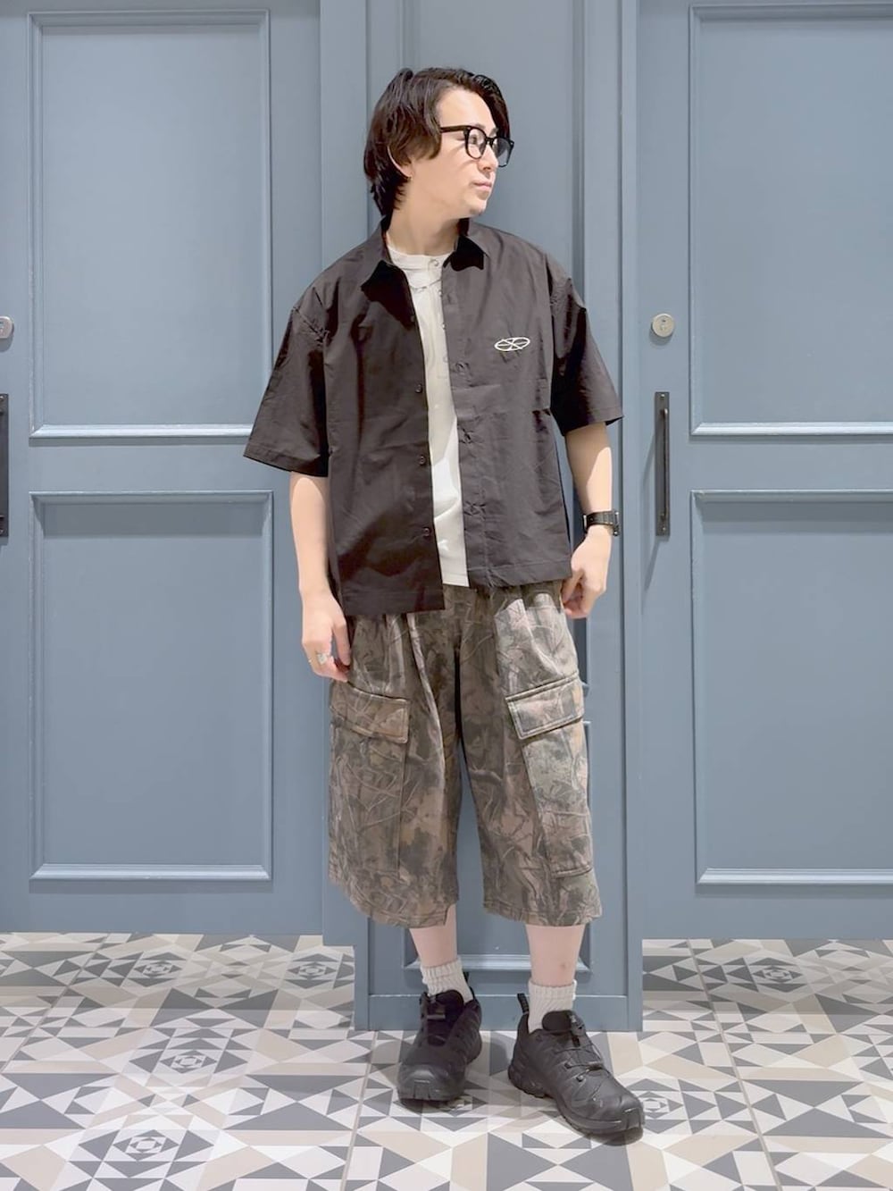 ブラック系のシャツ/ブラウス、ブラウン系のスウェットパンツ、ブラック系のスニーカーを着用したメンズの夏コーディネートの4枚目の写真