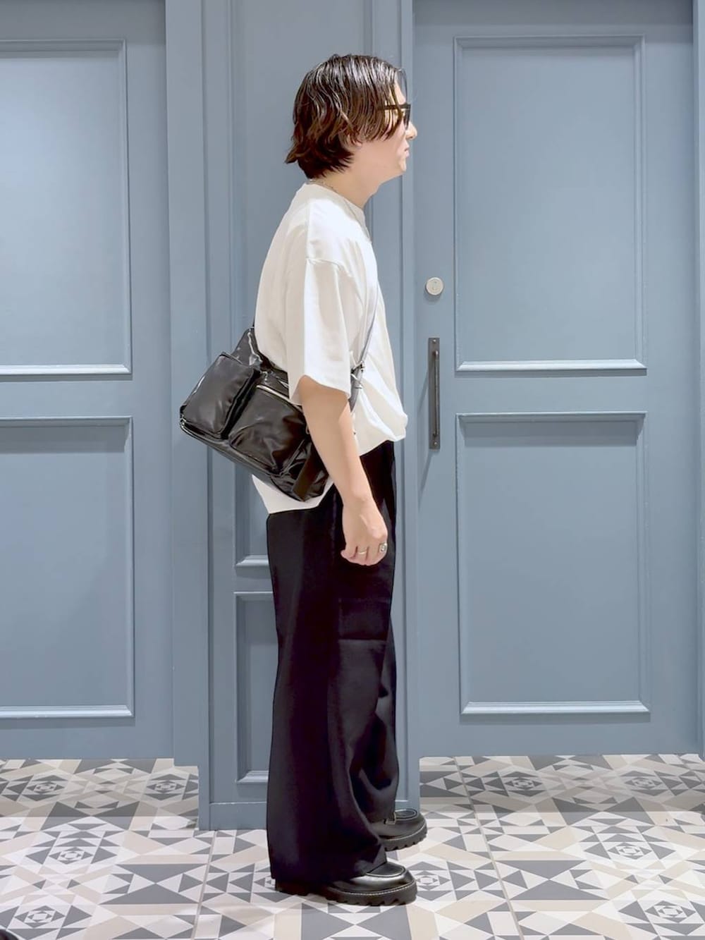 「ゆったり、カジュアル、低身長、休日コーデ、デート/ロマンティック、骨格ストレート、ミリタリー、トラッド、スポーティ、ストリート、RAGEBLUE、Tシャツ、ワイドパンツ、夏コーデ、バッグ」｜「RAGEBLUEのステンレスアソートチェーンネックレス（ネックレス、その他）」を使った、はいねさん（メンズ・165cm）の夏コーディネートの2枚目の写真