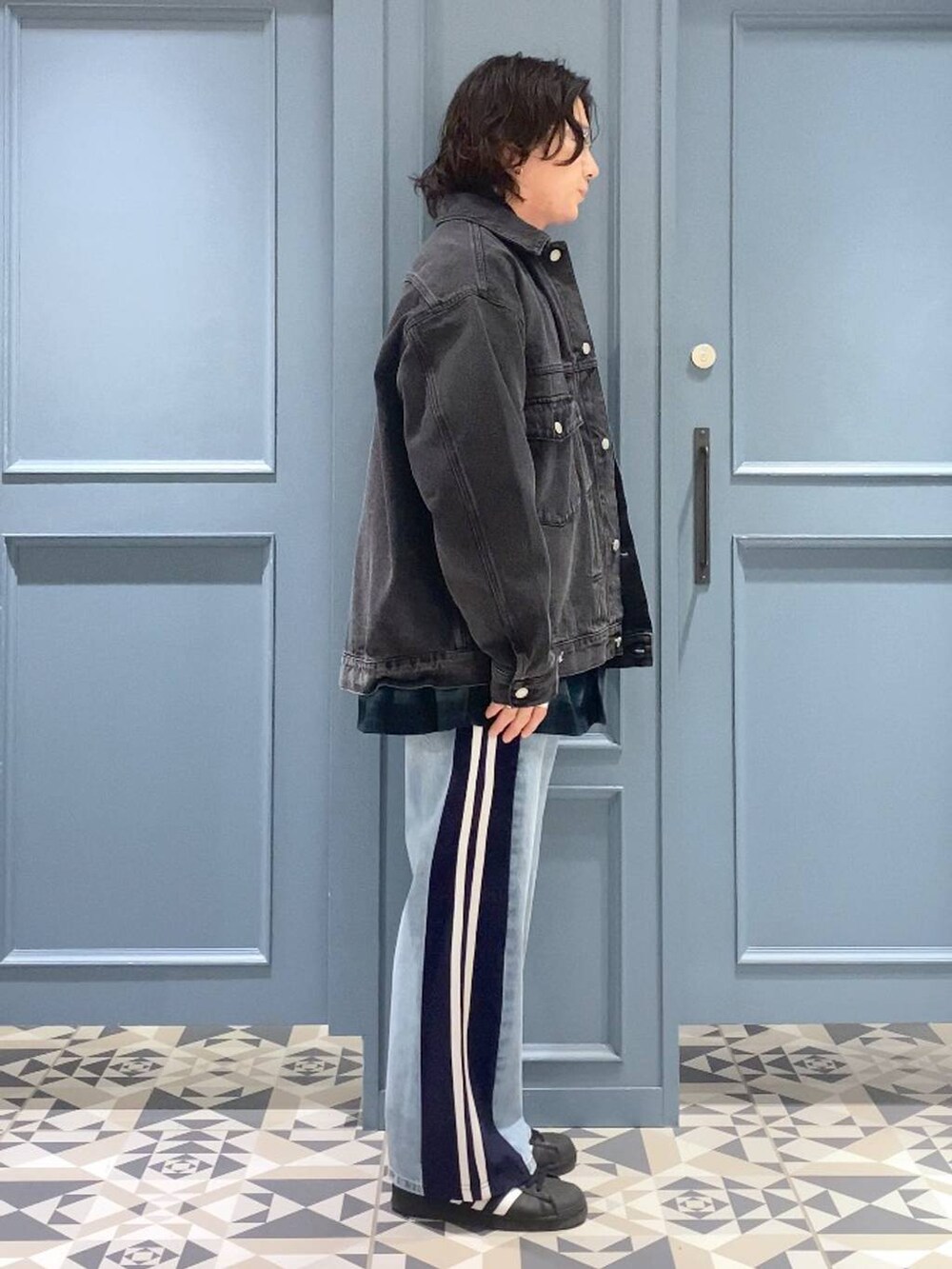 グリーン系のシャツ/ブラウス、グレー系のデニムジャケット、ブルー系のデニムパンツを着用したメンズの冬コーディネートの2枚目の写真