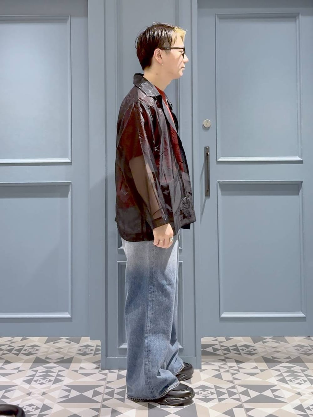 ブルー系のデニムパンツ、ブラック系のローファー、ブラック系のシャツ/ブラウスを着用したメンズの夏コーディネートの2枚目の写真