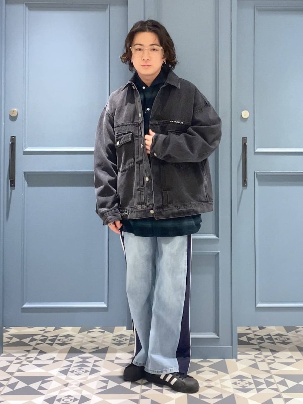 グリーン系のシャツ/ブラウス、グレー系のデニムジャケット、ブルー系のデニムパンツを着用したメンズの冬コーディネートの4枚目の写真