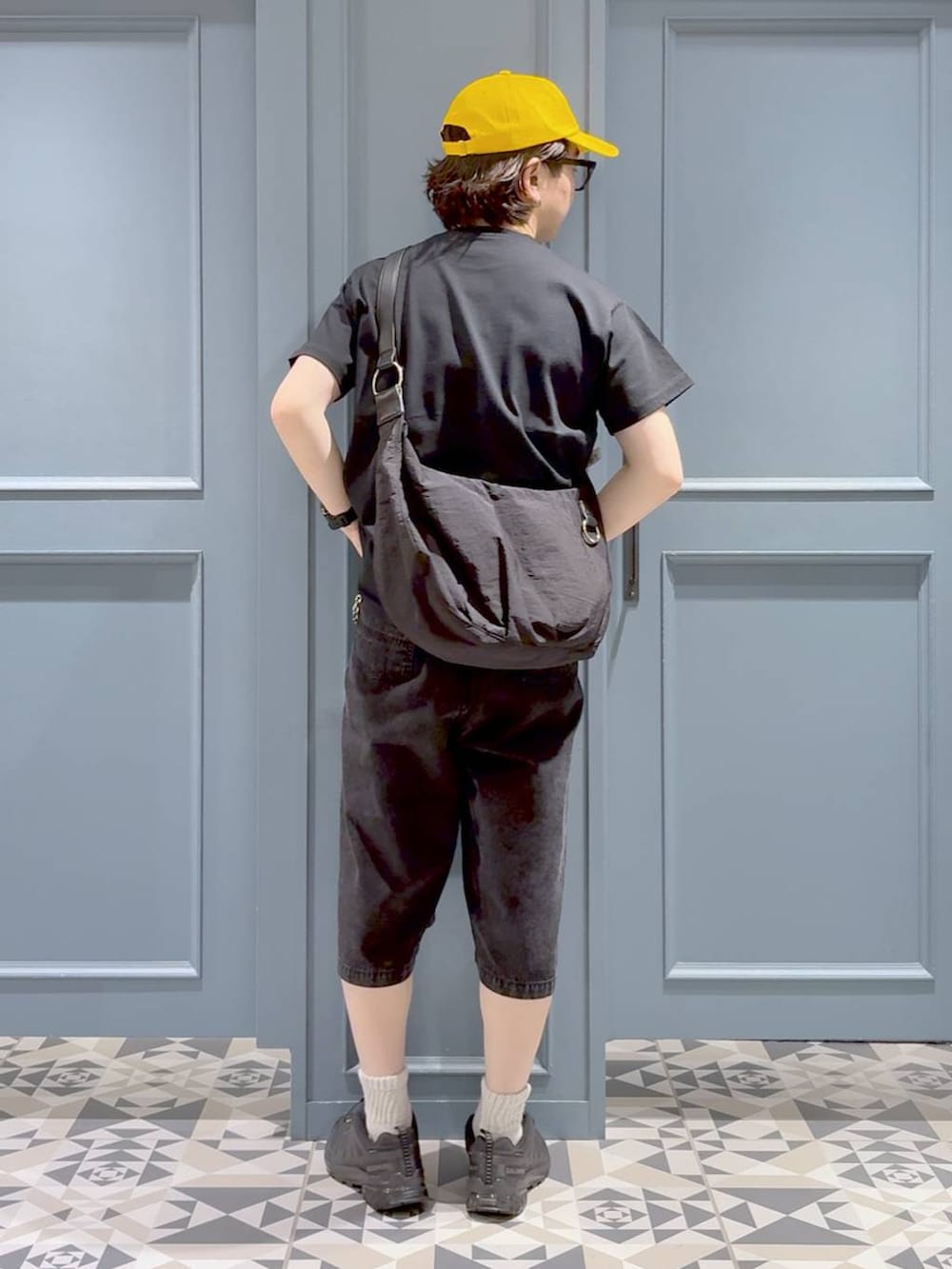 ブラック系のスニーカー、ブラック系のTシャツ/カットソー、ブラック系のその他パンツを着用したメンズの夏コーディネートの3枚目の写真