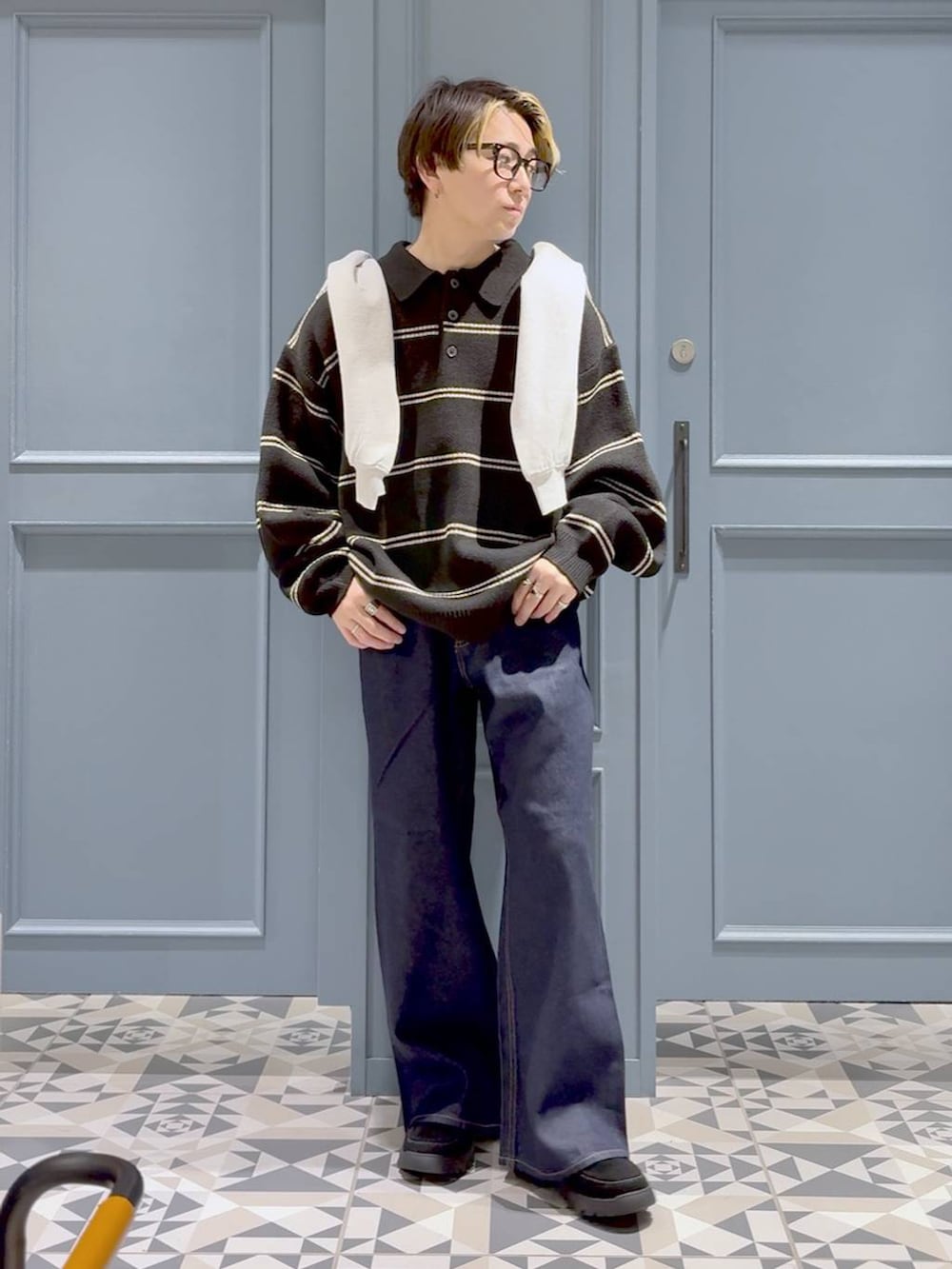 ブルー系のデニムパンツ、その他のスウェット、ブラック系のニット/セーターを着用したメンズの秋コーディネートの4枚目の写真