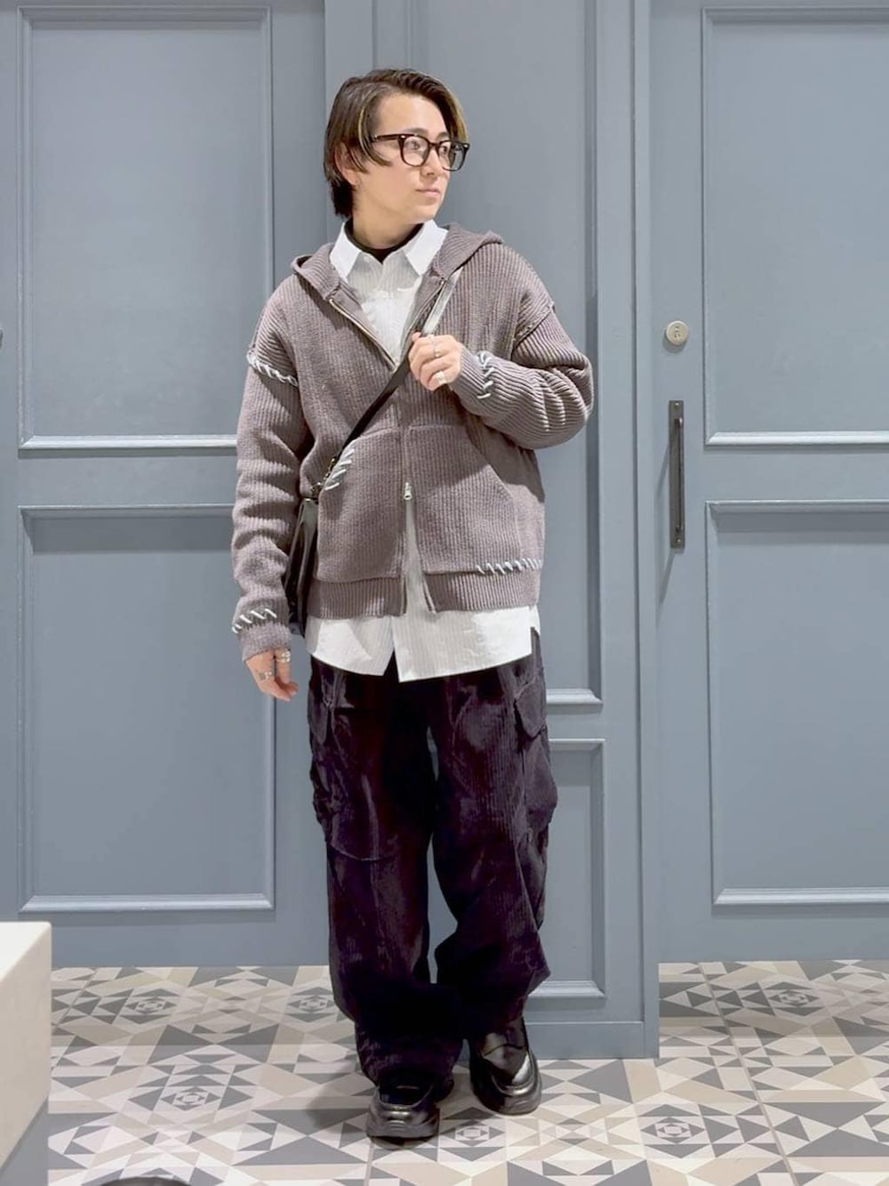 ブラック系のカーゴパンツ、その他のショルダーバッグ、ブラック系のローファーを着用したメンズの冬コーディネートの4枚目の写真