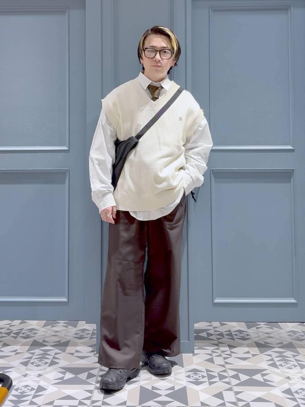 ブラック系のスニーカー、その他のネクタイ、ブラック系のショルダーバッグを着用したメンズの冬コーディネートの4枚目の写真