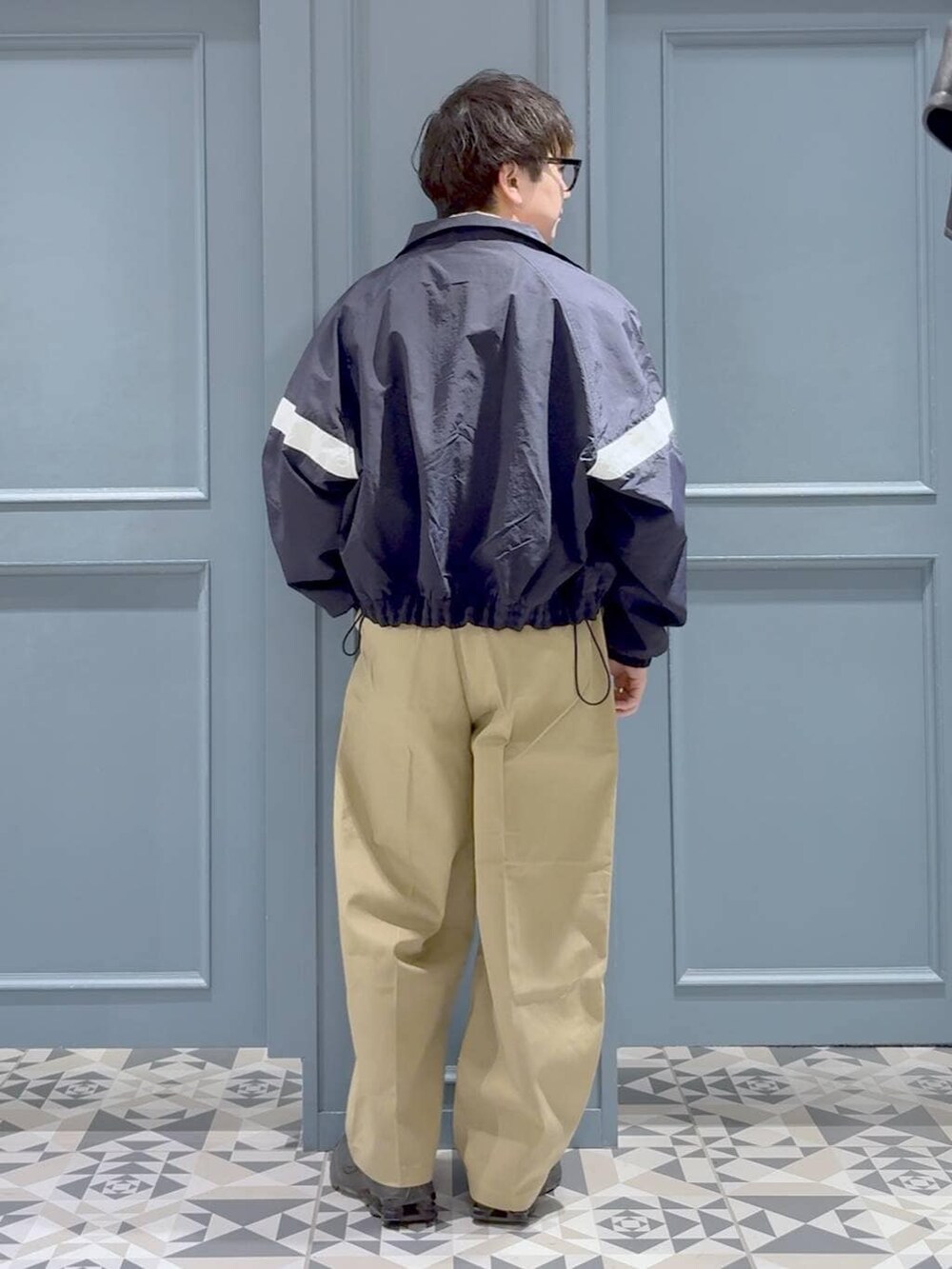 ピンク系のシャツ/ブラウス、ブルー系のブルゾン、ベージュ系のチノパンツを着用したメンズの冬コーディネートの3枚目の写真