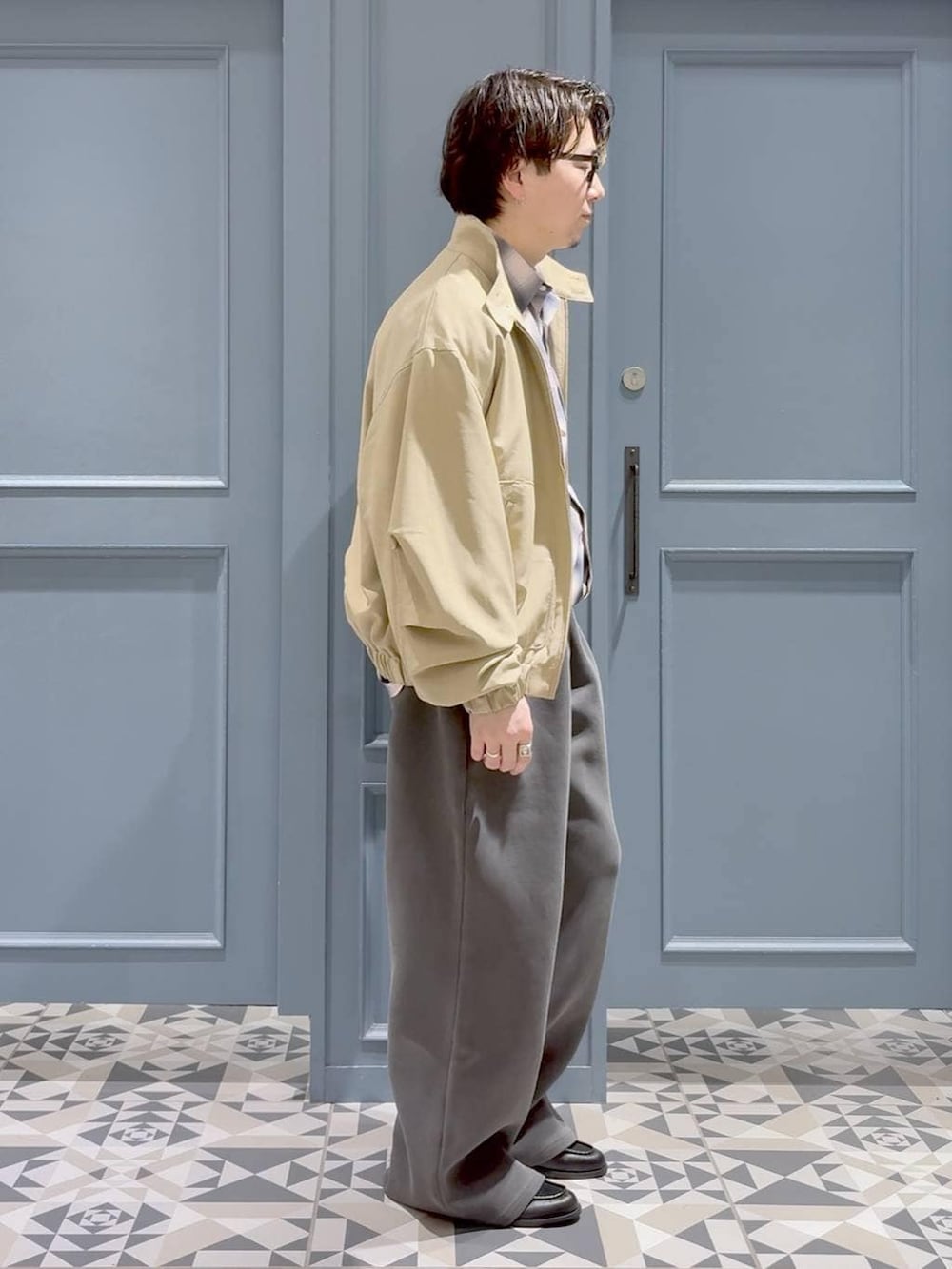 ピンク系のシャツ/ブラウス、ブラック系のローファー、ベージュ系のブルゾンを着用したメンズの春コーディネートの2枚目の写真