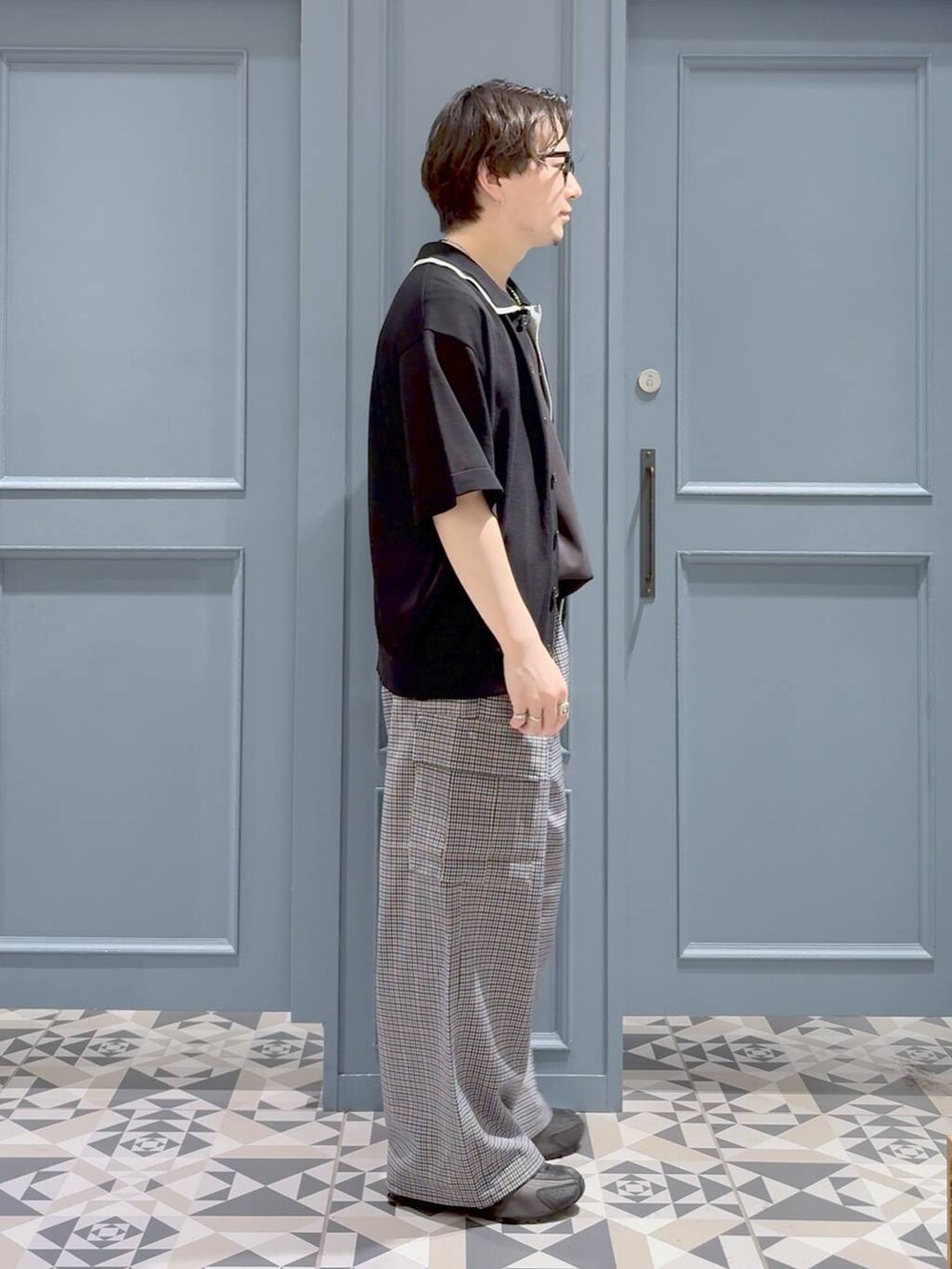 ブルー系のカーゴパンツ、ブラック系のTシャツ/カットソー、ブラック系のTシャツ/カットソーを着用したメンズの春コーディネートの2枚目の写真