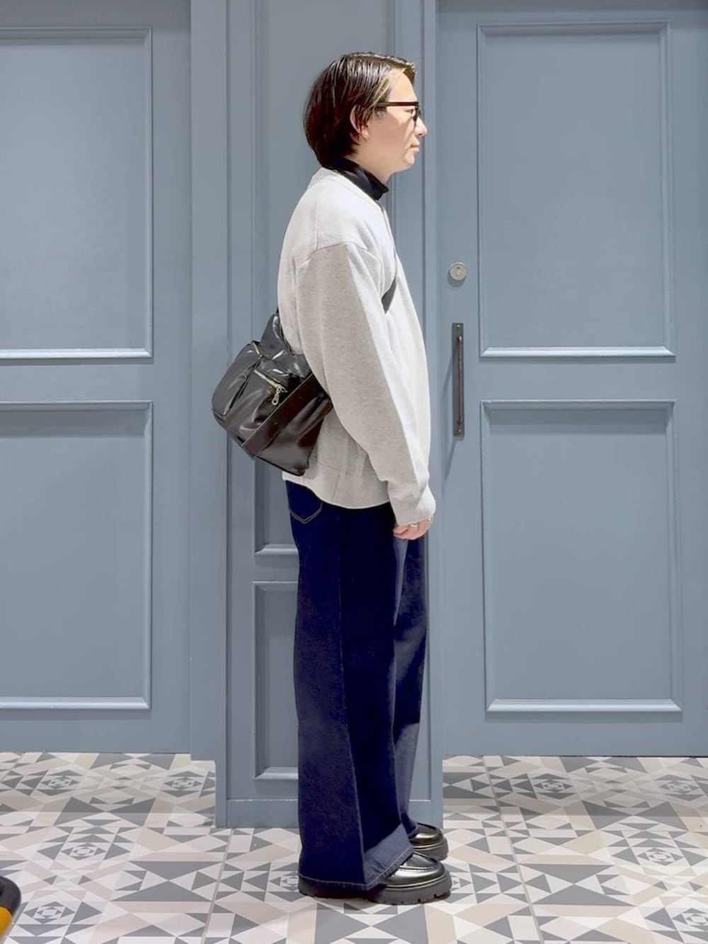 その他のショルダーバッグ、ブルー系のデニムパンツ、ブラック系のTシャツ/カットソーを着用したメンズの冬コーディネートの2枚目の写真