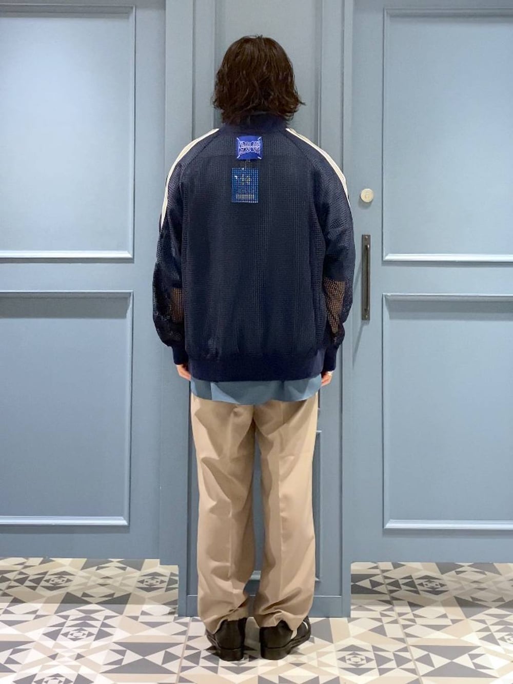 ブラック系のドレスシューズ、ブルー系のブルゾン、ブルー系のシャツ/ブラウスを着用したメンズの春コーディネートの3枚目の写真