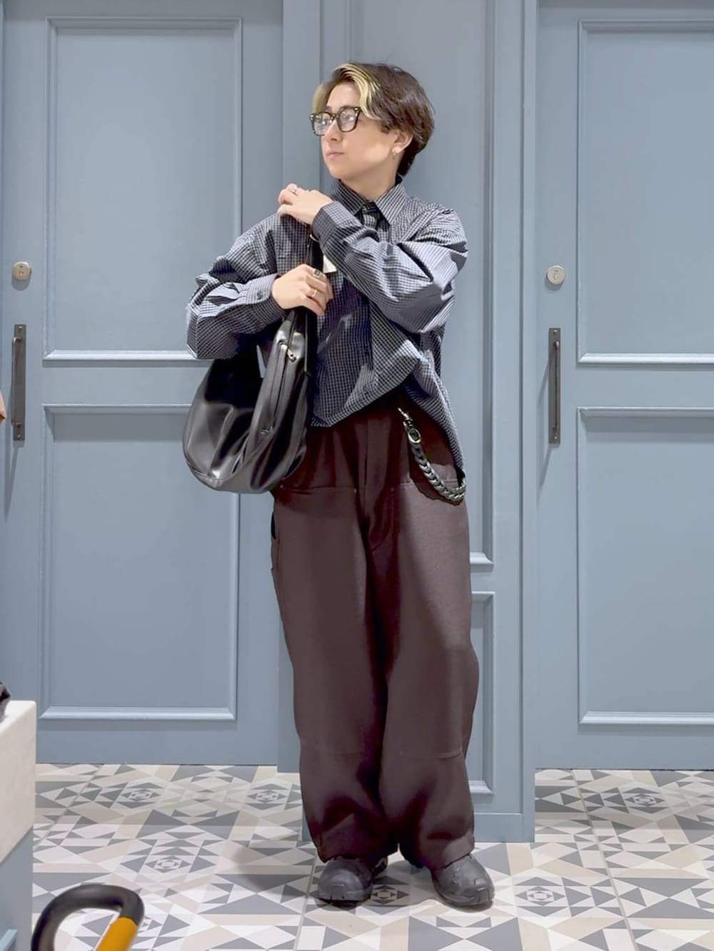 ブラック系のスニーカー、その他のショルダーバッグ、ブラウン系のスラックスを着用したメンズの秋コーディネートの4枚目の写真