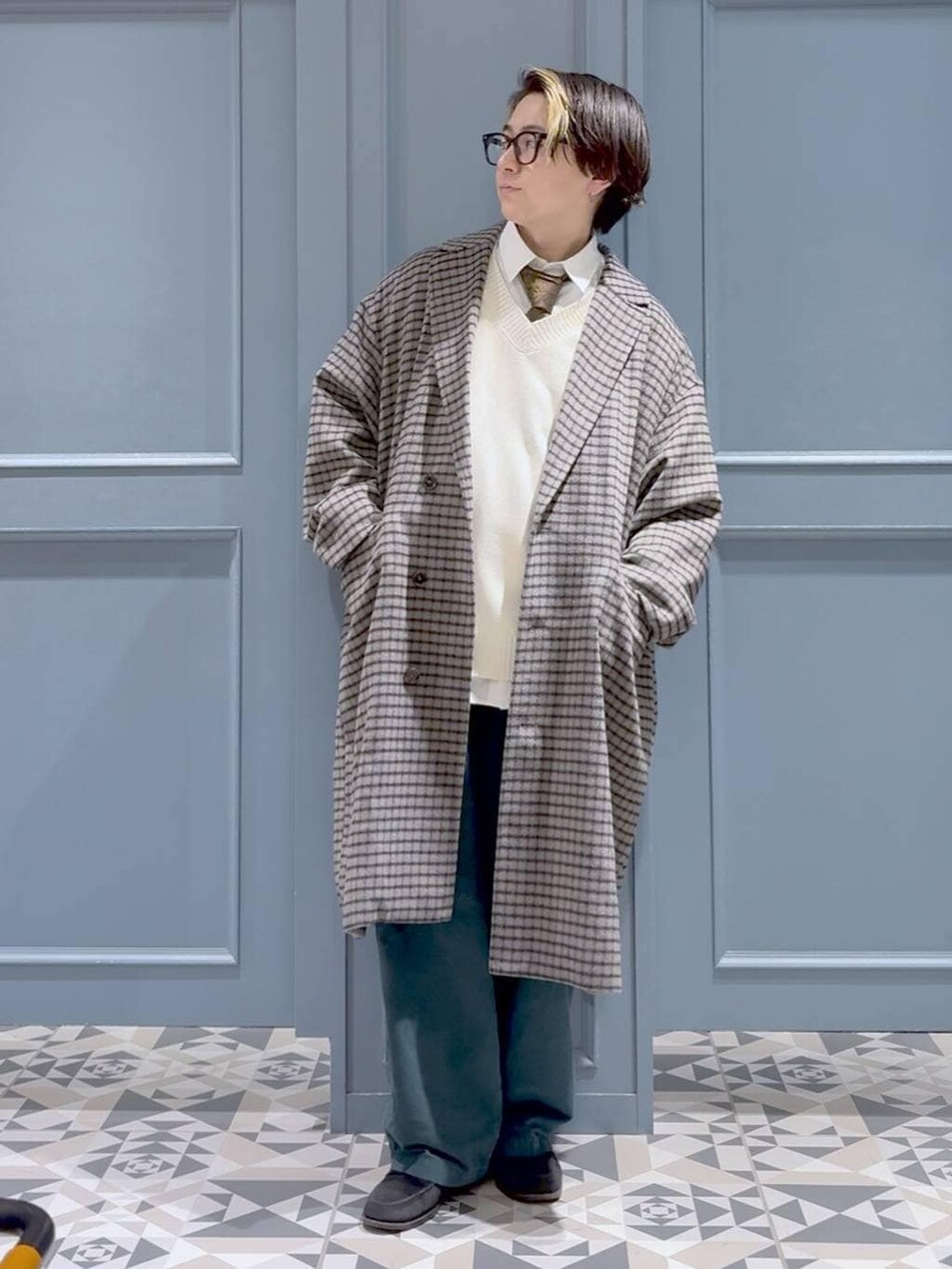 グリーン系のその他パンツ、その他のネクタイ、ホワイト系のシャツ/ブラウスを着用したメンズの冬コーディネートの4枚目の写真