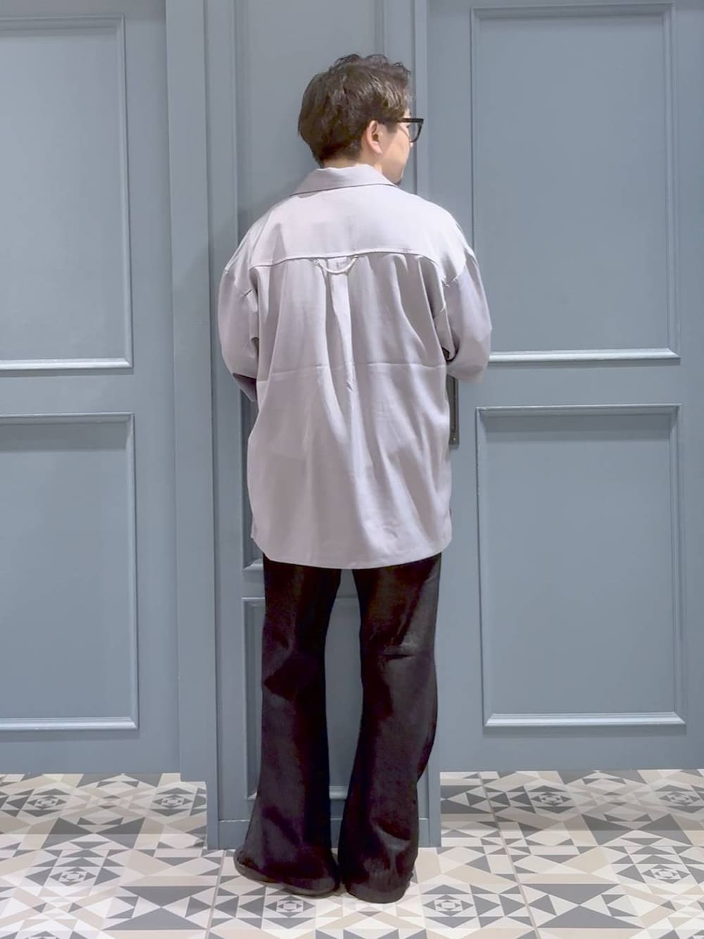 ホワイト系のTシャツ/カットソー、グレー系のシャツ/ブラウス、ブラック系のデニムパンツを着用したメンズの秋コーディネートの3枚目の写真