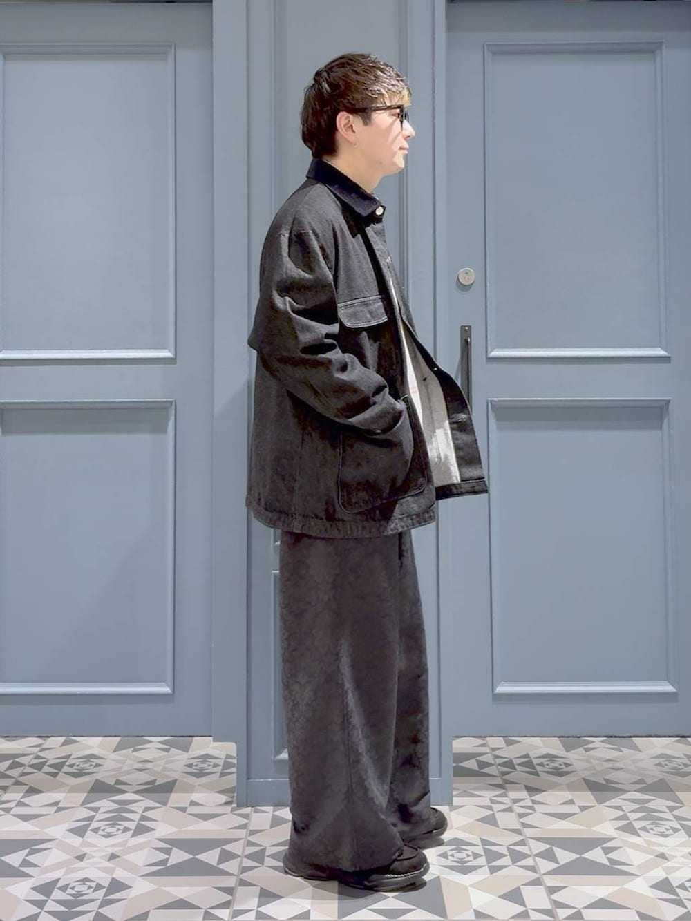 ブラック系のローファー、ブラック系のブルゾン、ホワイト系のシャツ/ブラウスを着用したメンズの冬コーディネートの2枚目の写真