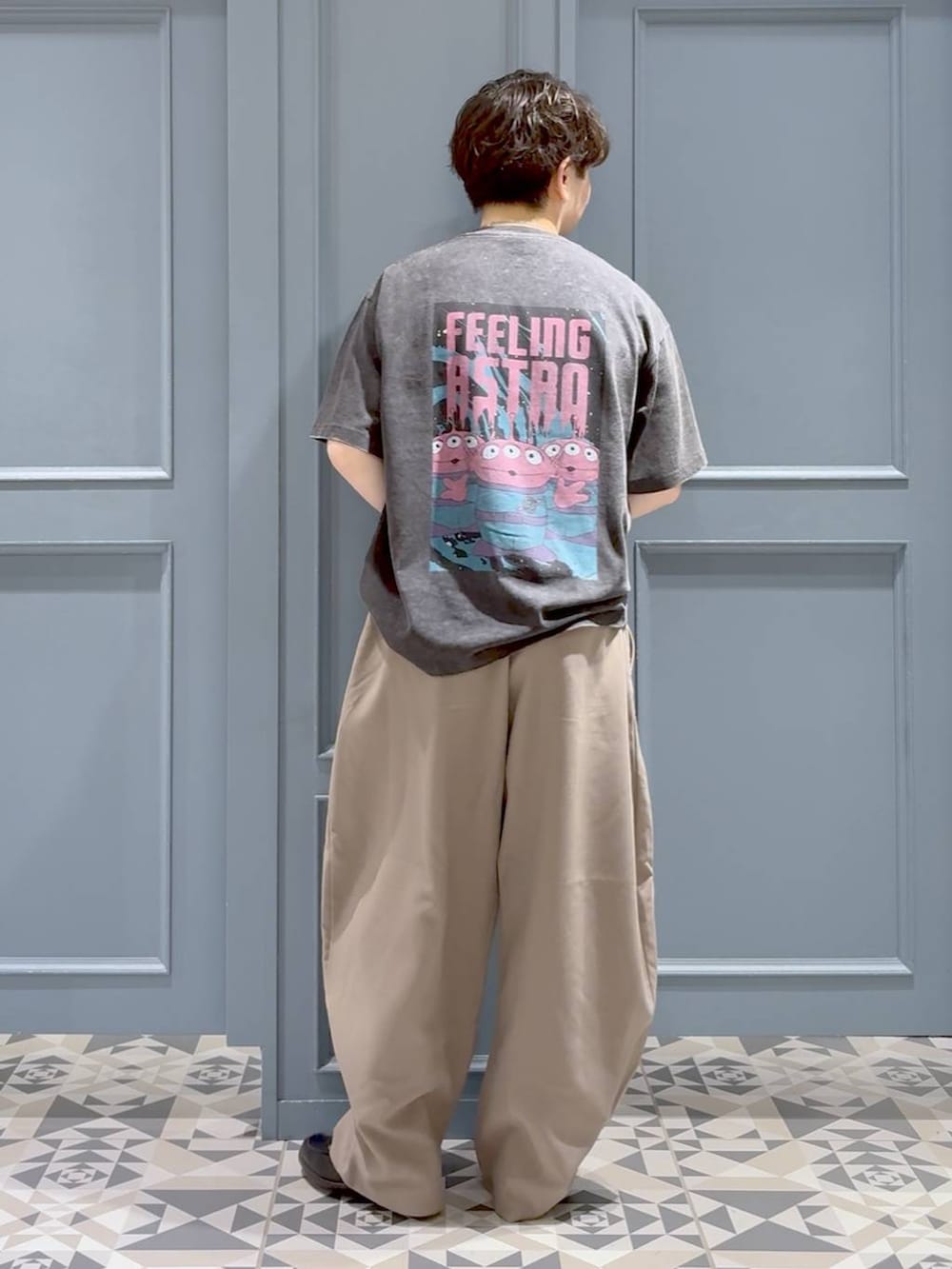ベージュ系のスラックス、グレー系のTシャツ/カットソー、ブラック系のローファーを着用したメンズの秋コーディネートの3枚目の写真