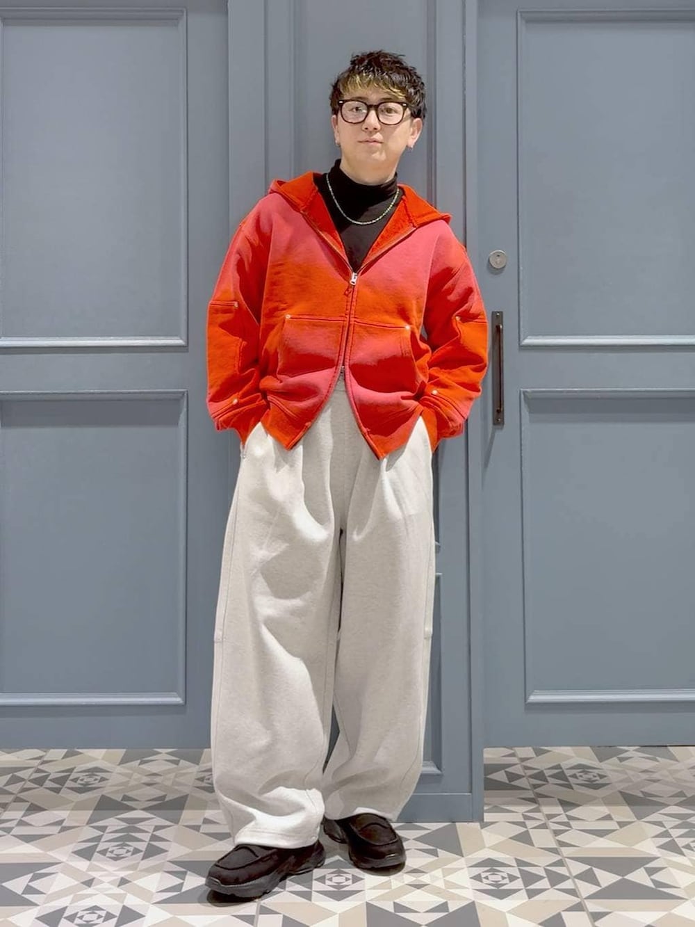 ブラック系のローファー、ブラック系のTシャツ/カットソー、グレー系のスウェットパンツを着用したメンズの冬コーディネートの4枚目の写真