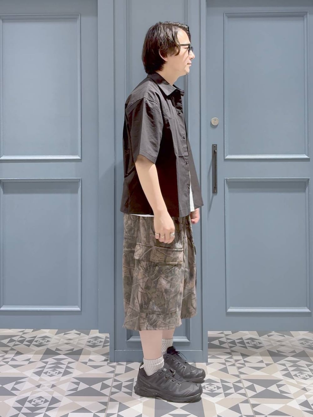 ブラック系のシャツ/ブラウス、ブラウン系のスウェットパンツ、ブラック系のスニーカーを着用したメンズの夏コーディネートの2枚目の写真