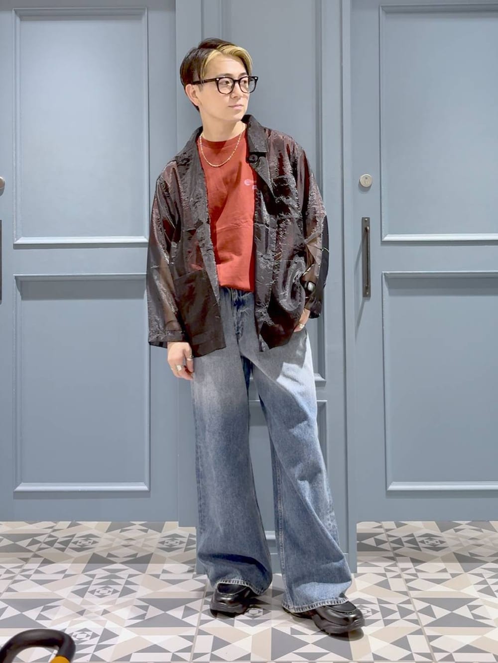 ブルー系のデニムパンツ、ブラック系のローファー、ブラック系のシャツ/ブラウスを着用したメンズの夏コーディネートの4枚目の写真