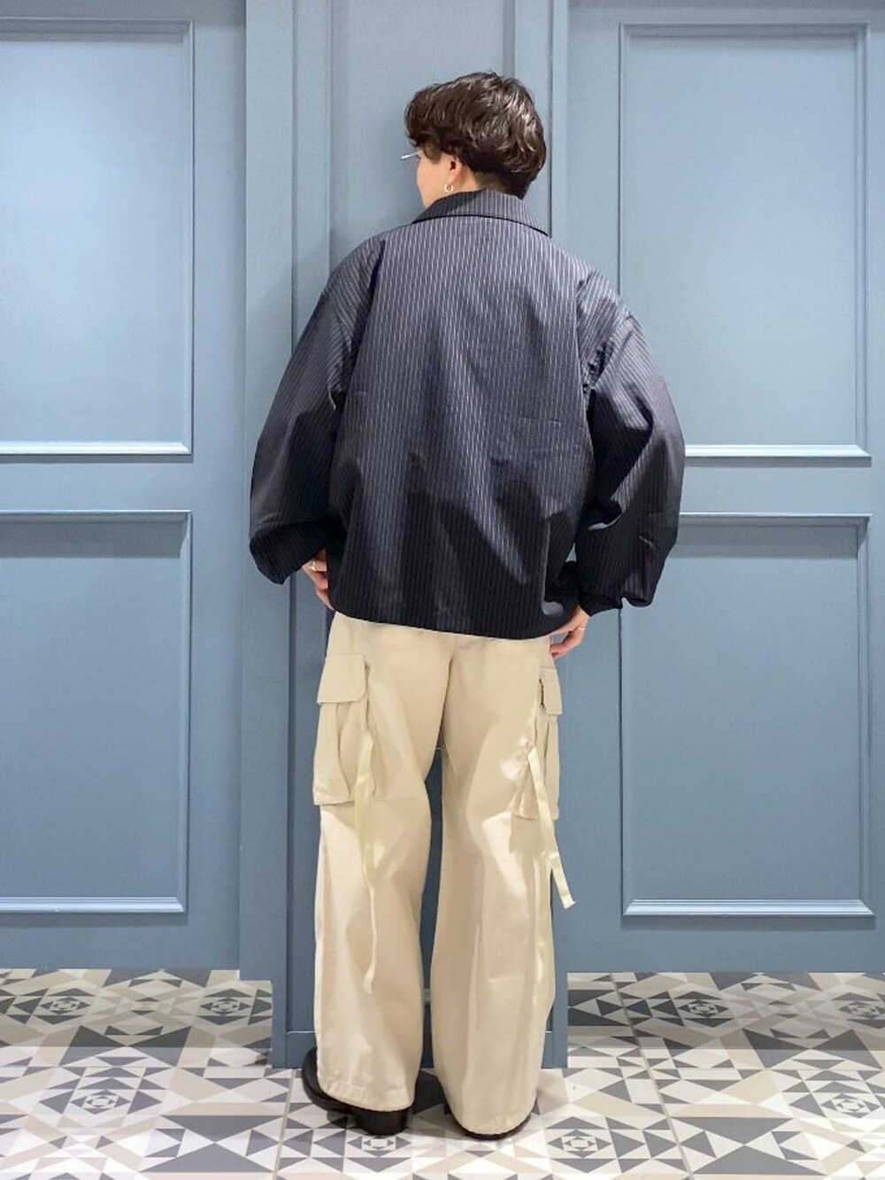 ホワイト系のカーゴパンツ、ブルー系のシャツ/ブラウス、ブラック系のTシャツ/カットソーを着用したメンズの春コーディネートの3枚目の写真