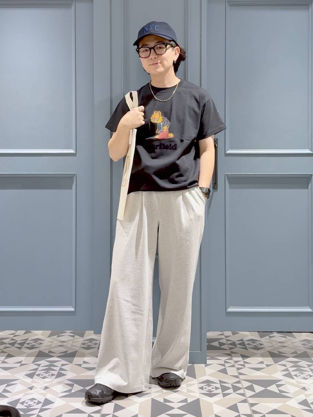 ブラック系のスニーカー、ブラック系のTシャツ/カットソー、グレー系のスウェットパンツを着用したメンズの夏コーディネートの4枚目の写真