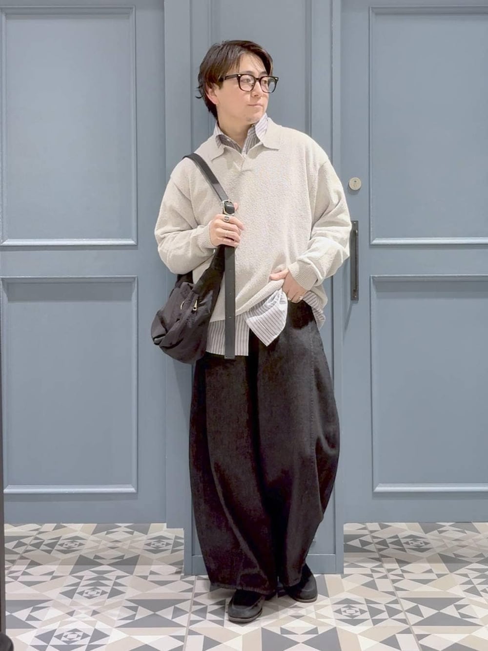 ブラック系のショルダーバッグ、ホワイト系のシャツ/ブラウス、ブラック系のデニムパンツを着用したメンズの春コーディネートの4枚目の写真