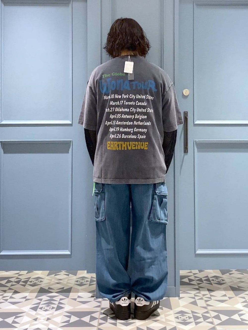 ブラック系のTシャツ/カットソー、ブルー系のカーゴパンツ、ブラック系のTシャツ/カットソーを着用したメンズの春コーディネートの3枚目の写真