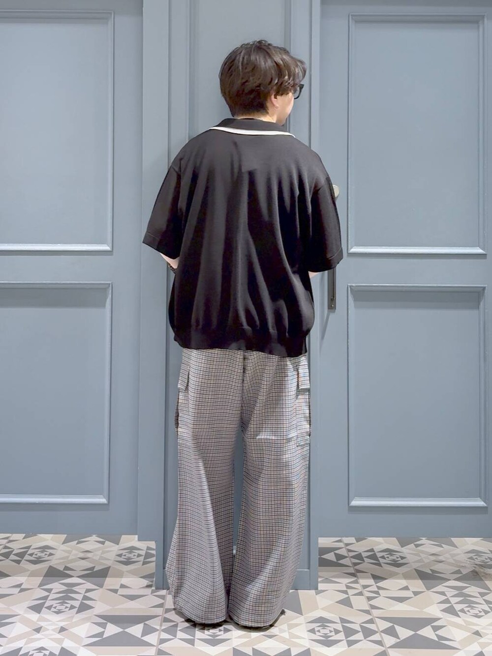 ブルー系のカーゴパンツ、ブラック系のTシャツ/カットソー、ブラック系のTシャツ/カットソーを着用したメンズの春コーディネートの3枚目の写真