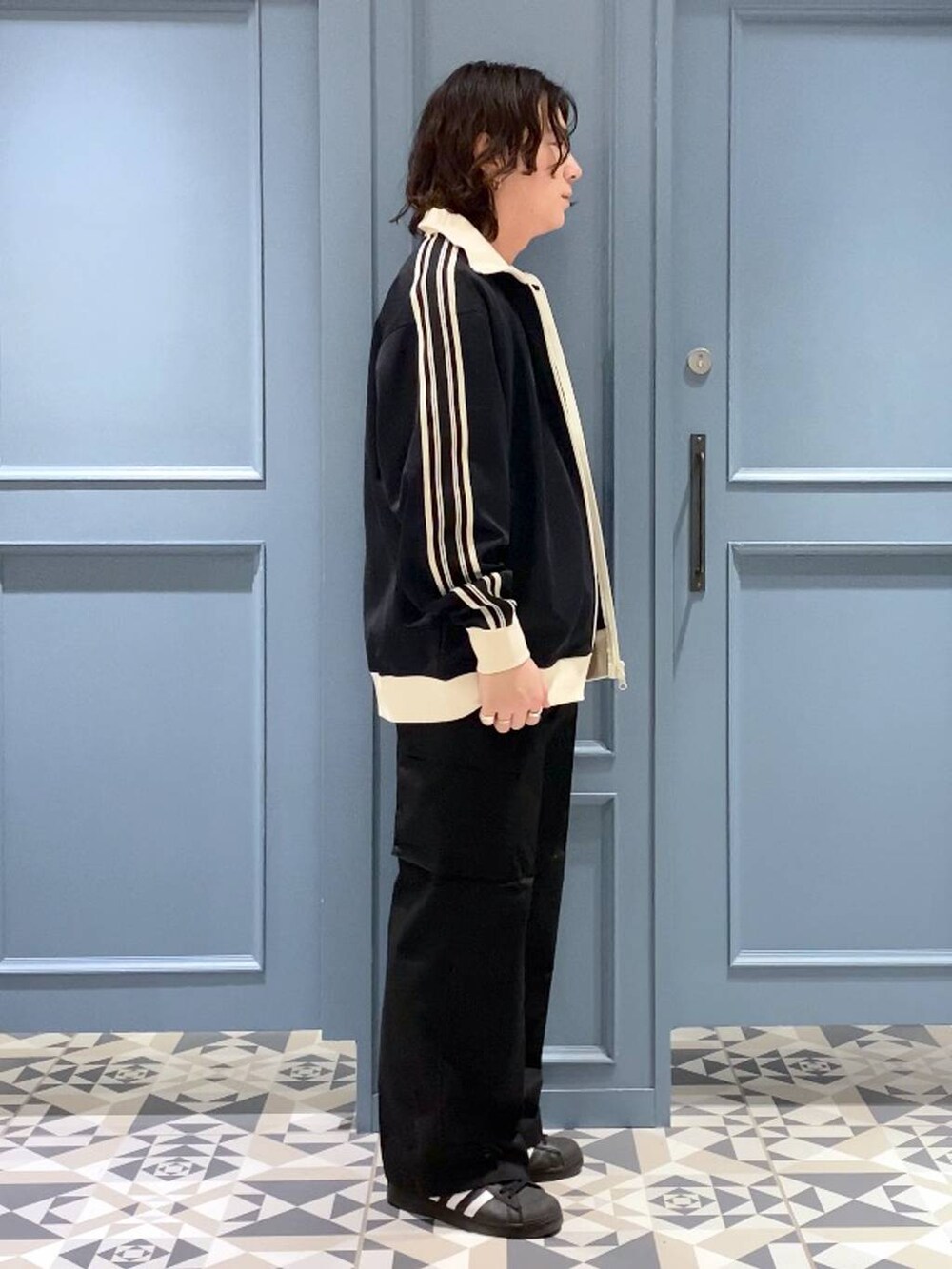 グレー系のTシャツ/カットソー、ブラック系のカーゴパンツ、ホワイト系のネックレスを着用したメンズの春コーディネートの2枚目の写真