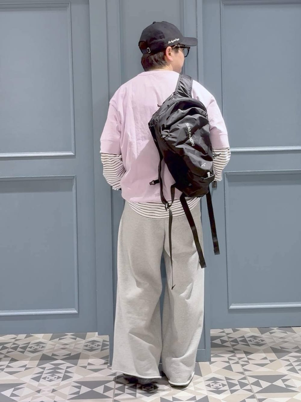 ブラック系のスニーカー、パープル系のTシャツ/カットソー、ホワイト系のTシャツ/カットソーを着用したメンズの春コーディネートの3枚目の写真