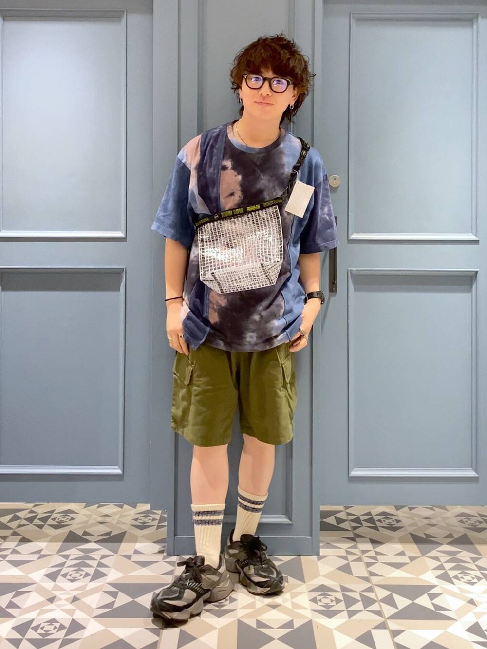 ホワイト系のタンクトップ、グリーン系のカーゴパンツ、ブルー系のTシャツ/カットソーを着用したメンズの夏コーディネートの4枚目の写真