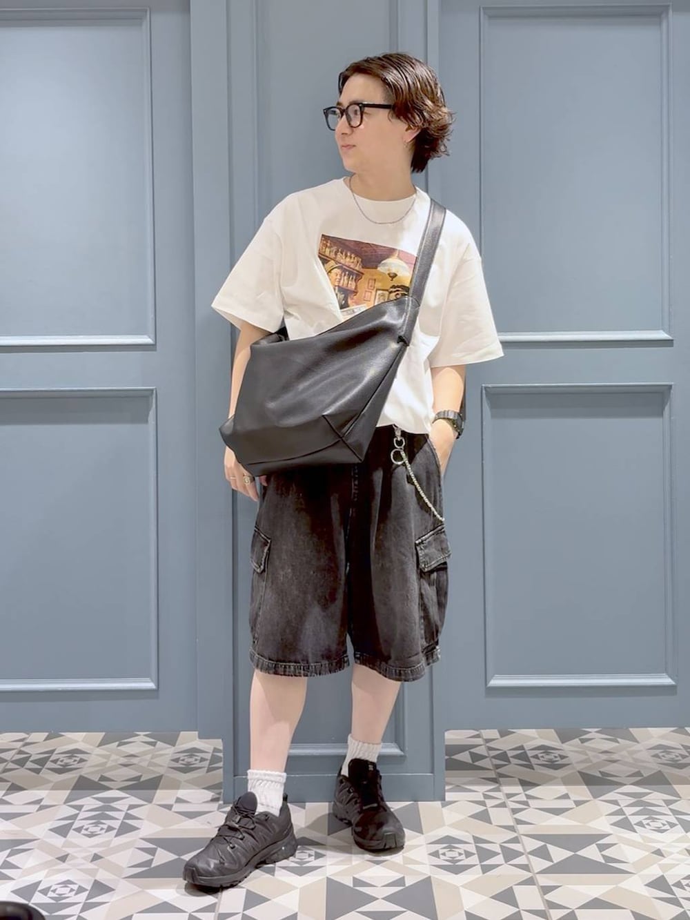 ブラック系のスニーカー、ブラック系のショルダーバッグ、ブラック系のカーゴパンツを着用したメンズの夏コーディネートの4枚目の写真