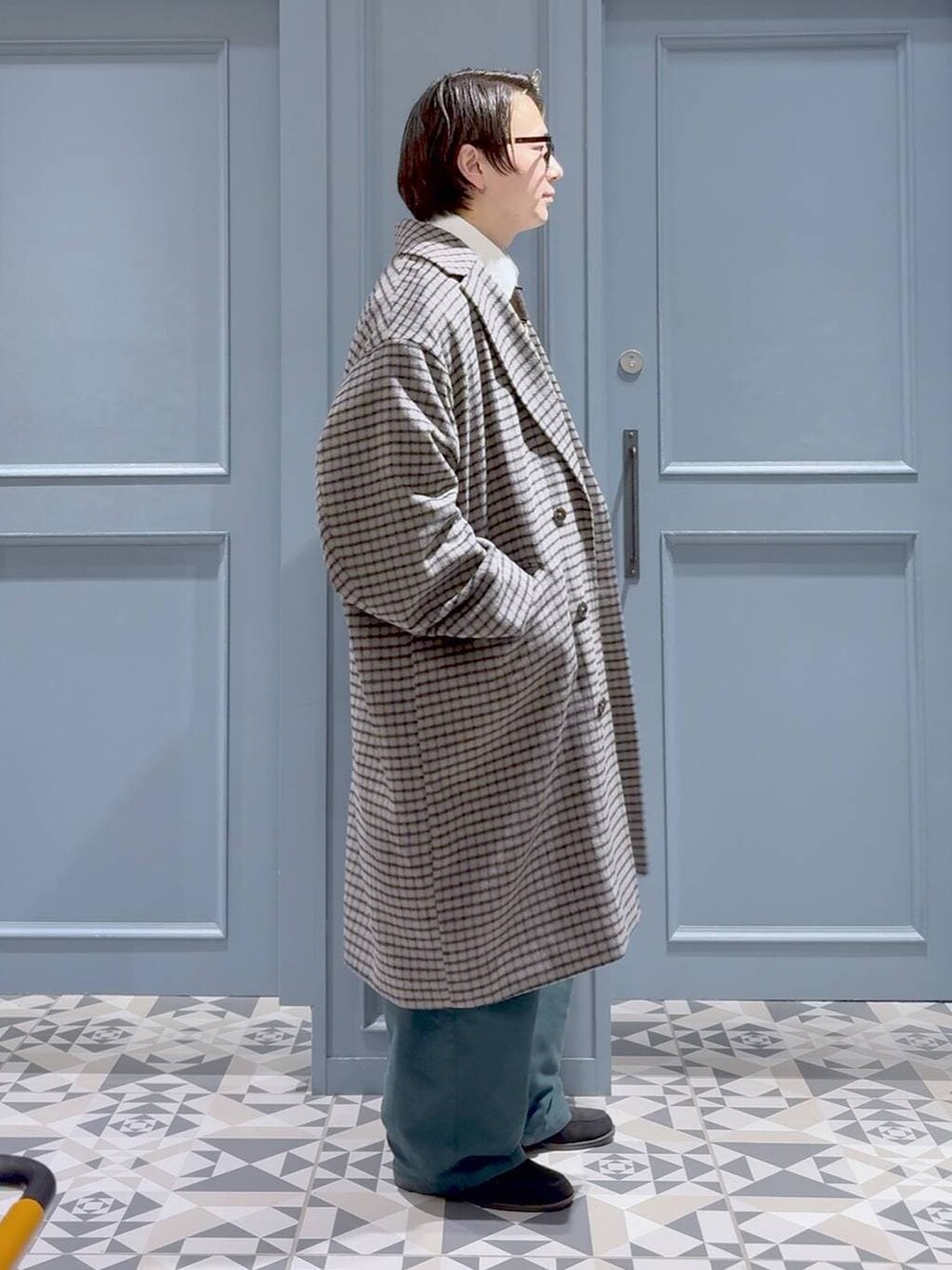 グリーン系のその他パンツ、その他のネクタイ、ホワイト系のシャツ/ブラウスを着用したメンズの冬コーディネートの2枚目の写真