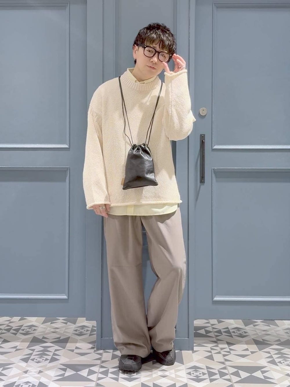 イエロー系のスラックス、ブラック系のショルダーバッグ、イエロー系のシャツ/ブラウスを着用したメンズの冬コーディネートの4枚目の写真