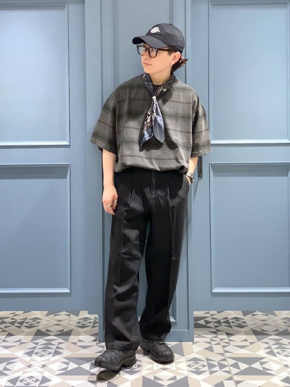 ブラック系のスニーカー、ブラック系のデニムパンツ、グレー系のTシャツ/カットソーを着用したメンズの夏コーディネートの4枚目の写真