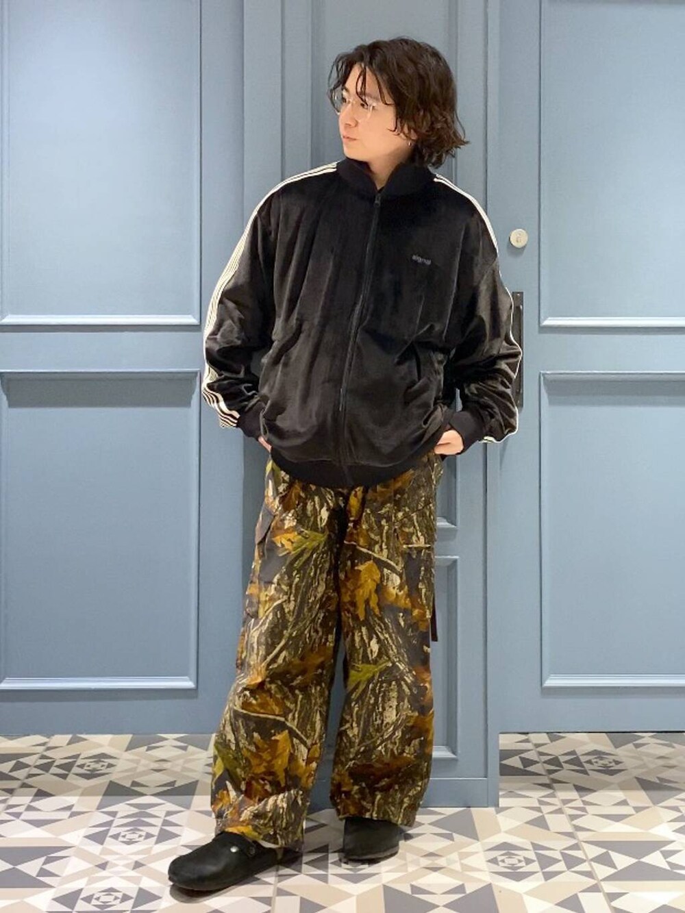 ブラック系のブルゾン、ブラウン系のカーゴパンツを着用したメンズの冬コーディネートの4枚目の写真