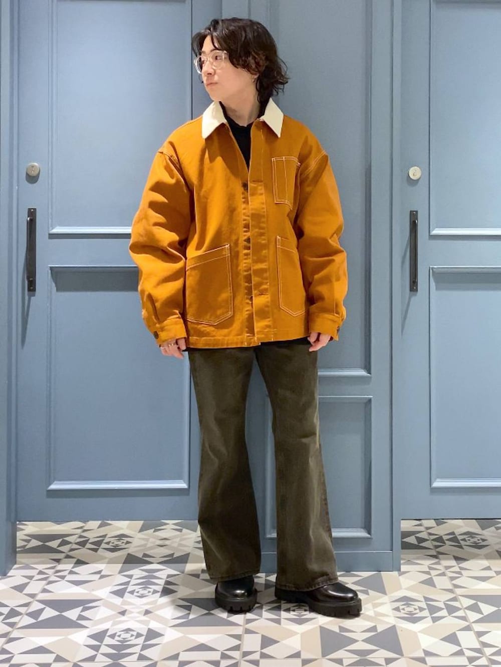 ブラック系のスウェット、ブラック系のドレスシューズ、ブラック系のTシャツ/カットソーを着用したメンズの春コーディネートの4枚目の写真