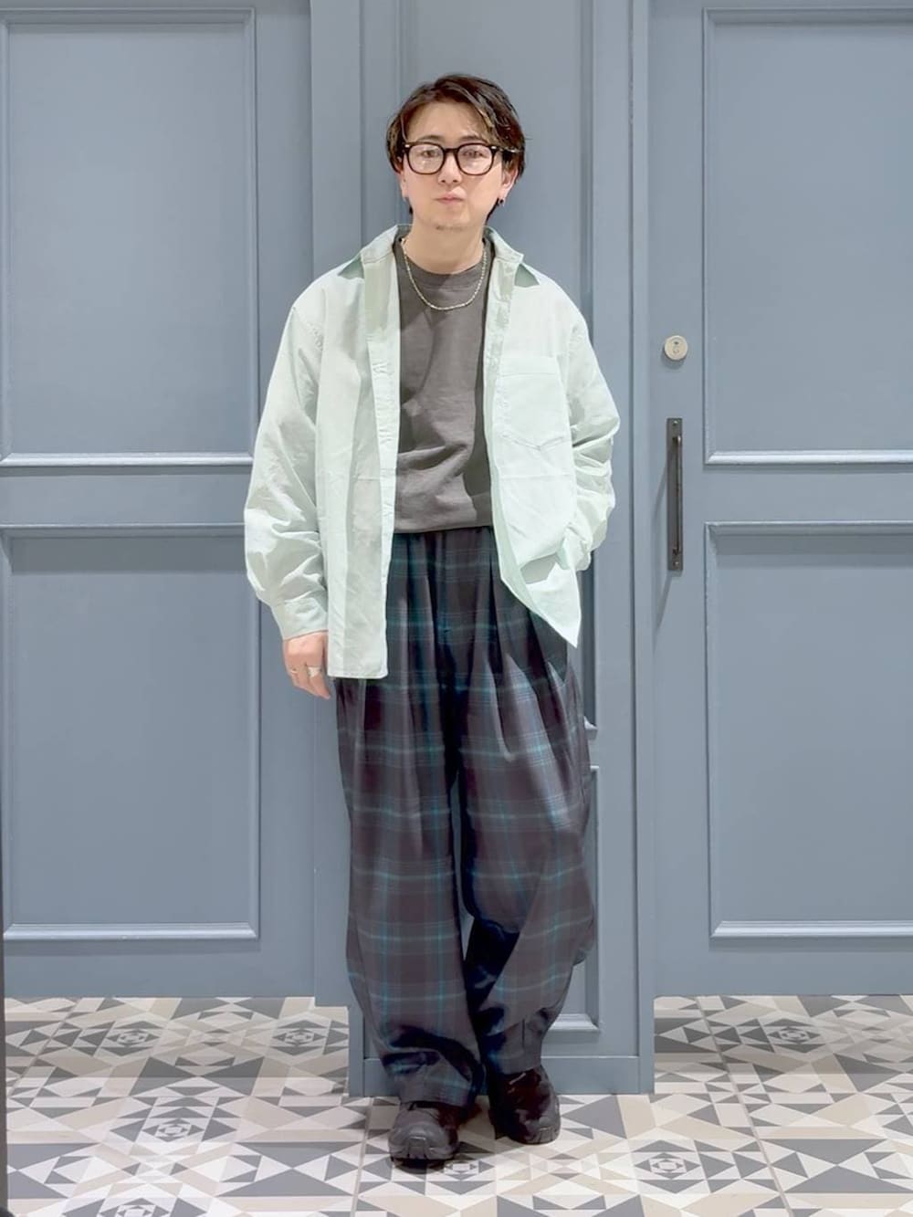 ブラック系のスニーカー、その他のスウェット、グリーン系のシャツ/ブラウスを着用したメンズの春コーディネートの4枚目の写真