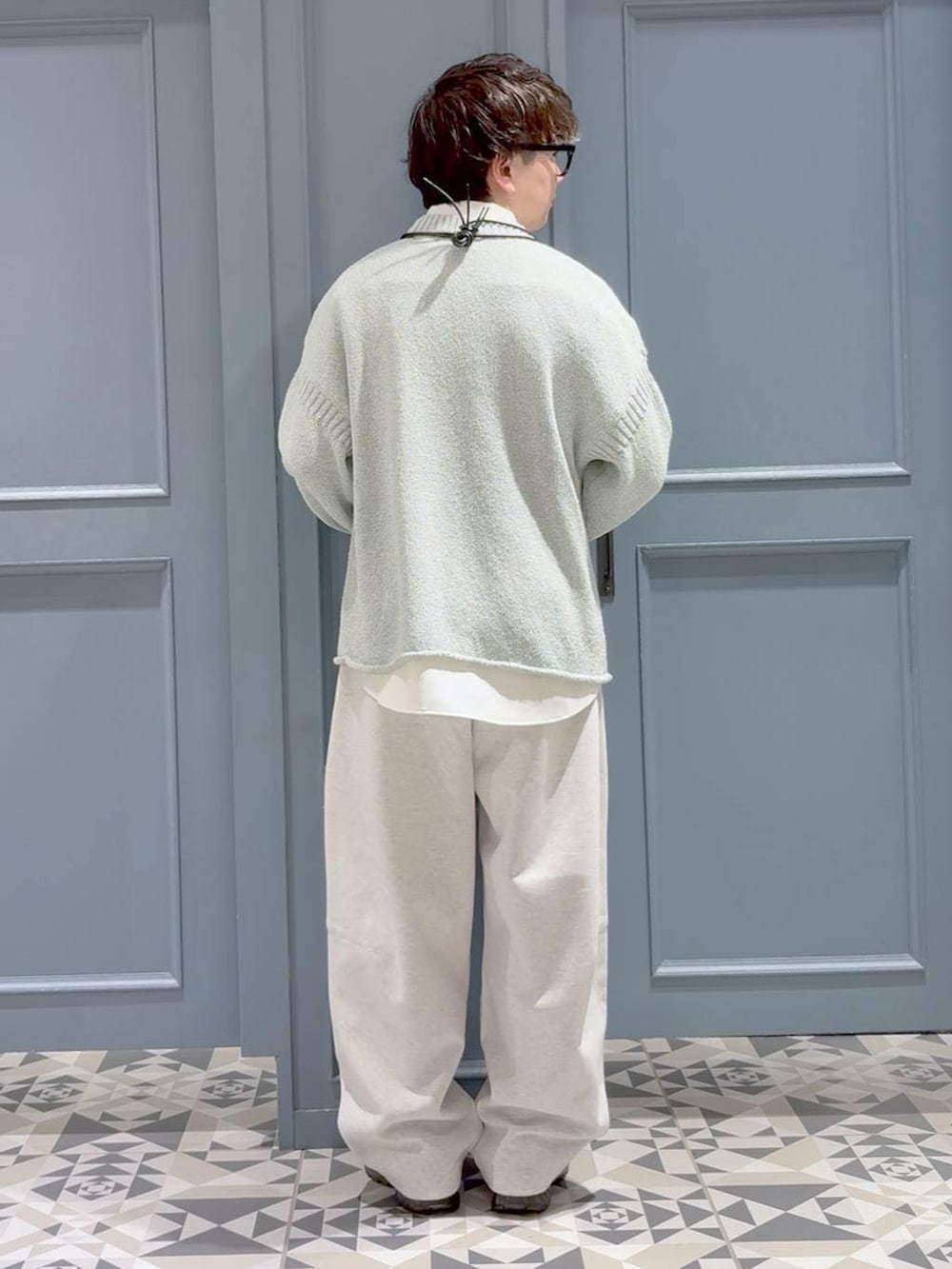 ホワイト系のシャツ/ブラウス、ブラック系のスニーカー、ブラック系のショルダーバッグを着用したメンズの冬コーディネートの3枚目の写真