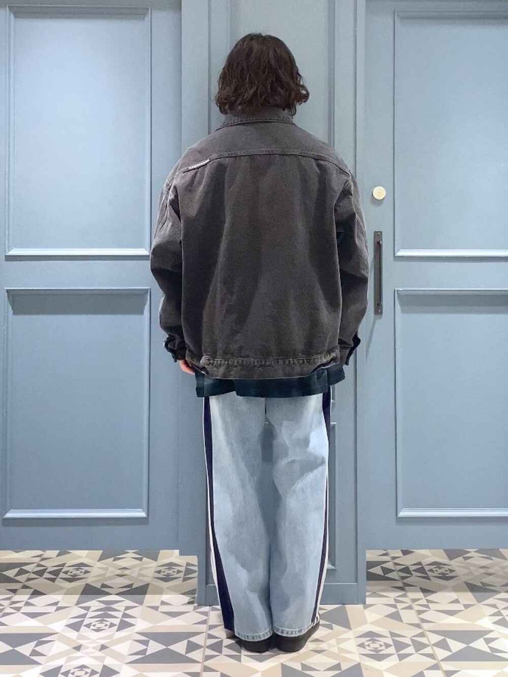 グリーン系のシャツ/ブラウス、グレー系のデニムジャケット、ブルー系のデニムパンツを着用したメンズの冬コーディネートの3枚目の写真