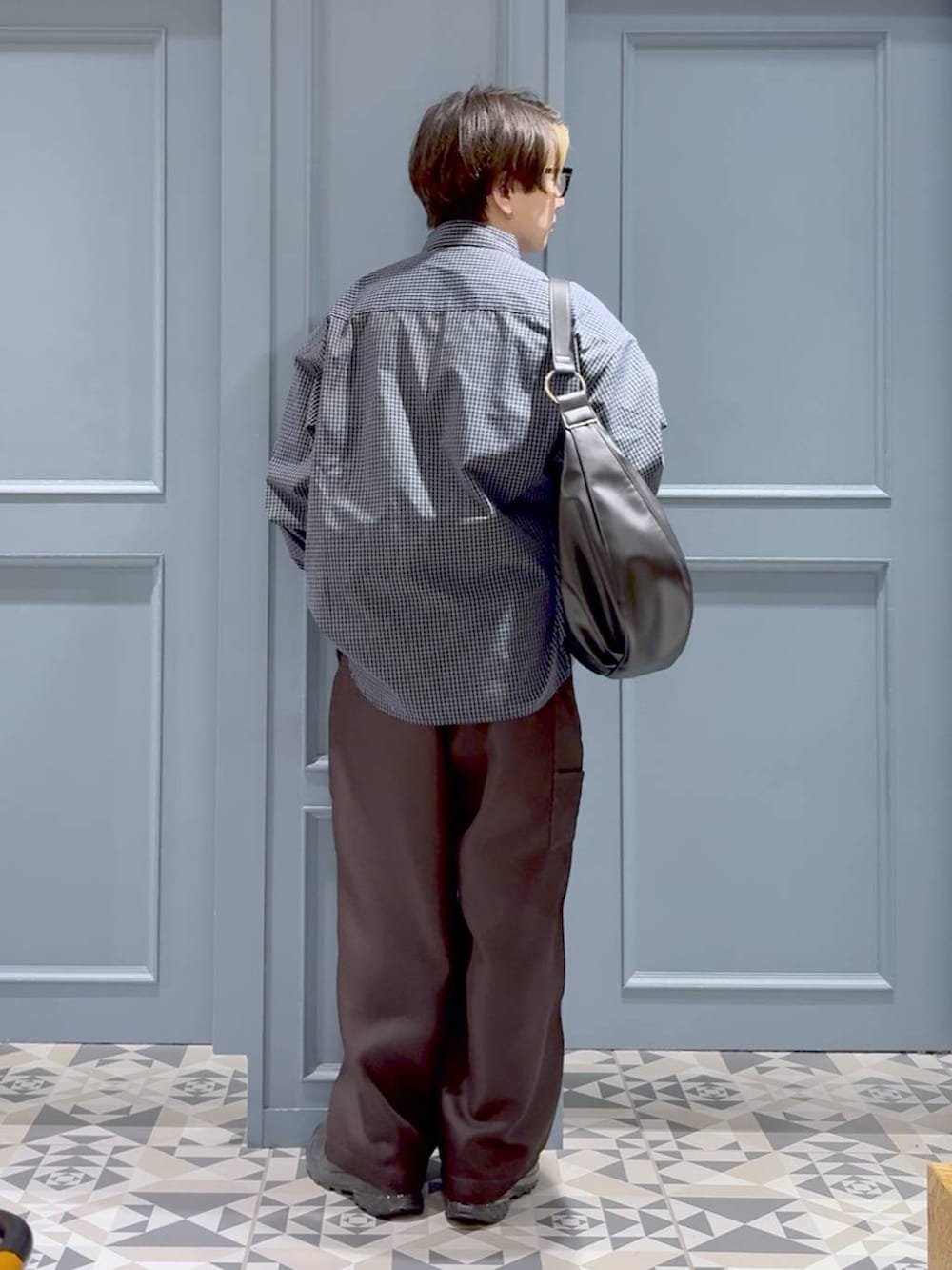 ブラック系のスニーカー、その他のショルダーバッグ、ブラウン系のスラックスを着用したメンズの秋コーディネートの3枚目の写真