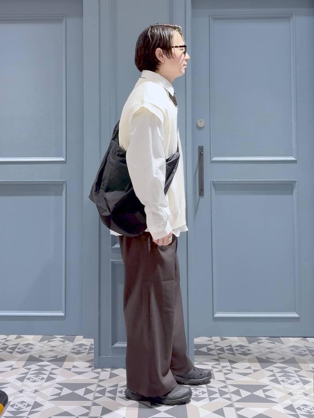 ブラック系のスニーカー、その他のネクタイ、ブラック系のショルダーバッグを着用したメンズの冬コーディネートの2枚目の写真