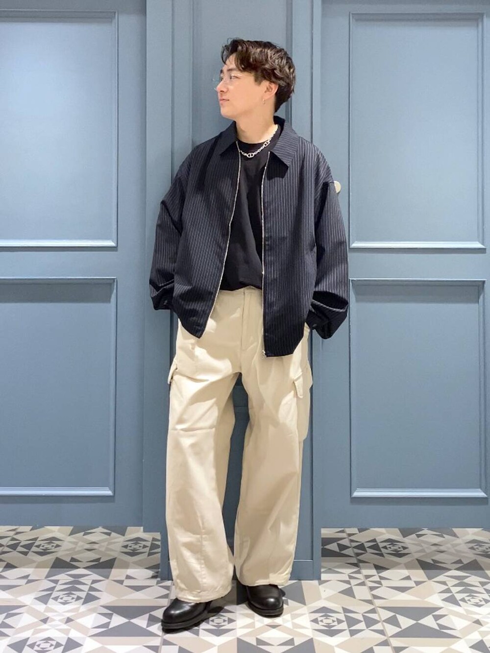 ホワイト系のカーゴパンツ、ブルー系のシャツ/ブラウス、ブラック系のTシャツ/カットソーを着用したメンズの春コーディネートの4枚目の写真