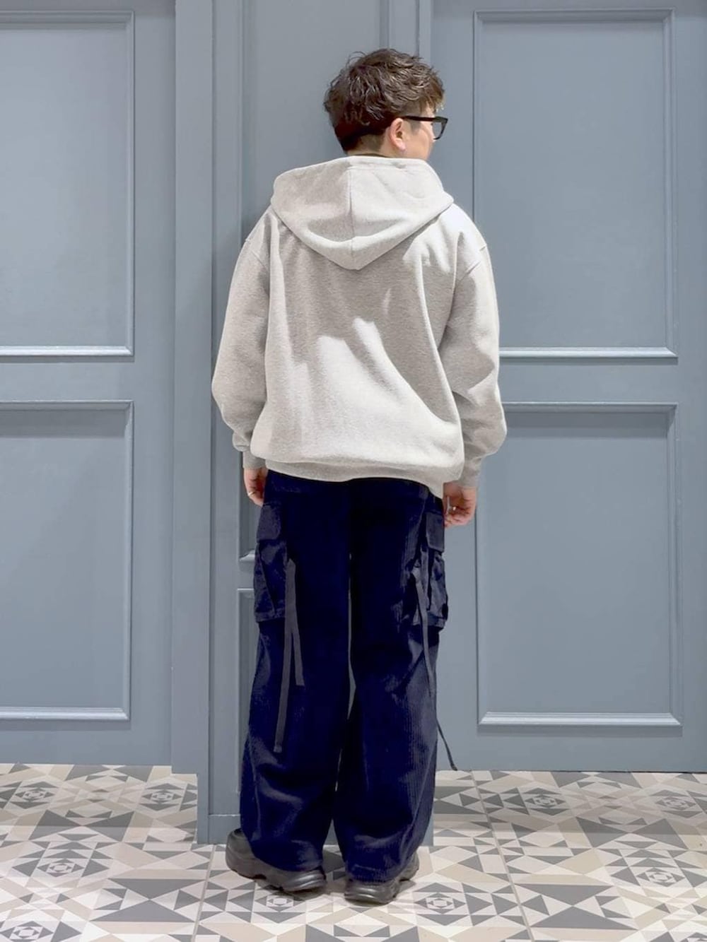 ブルー系のカーゴパンツ、ブラック系のローファー、ブラック系のシャツ/ブラウスを着用したメンズの冬コーディネートの3枚目の写真